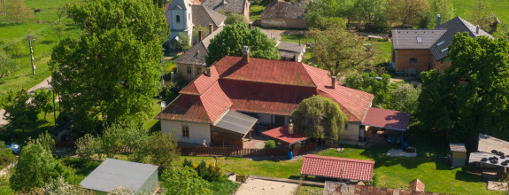 Historická zemianska kúria vo Včelároch