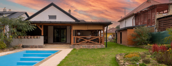 Zrekonštruovaný dom s bazénom a veľkým pozemkom | Podlipníky