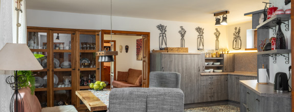 Zrekonštruovaný dom s bazénom a veľkým pozemkom | Podlipníky