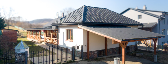 Zrekonštruovaný dom s bazénom a veľkým pozemkom | Podlipníky