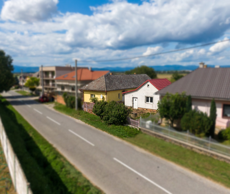 2 rodinné domy s priestranným pozemkom a potenciálom | Buzica