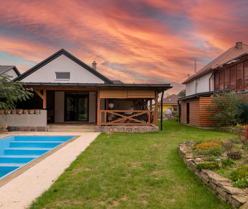 Zrekonštruovaný dom s bazénom a veľkým pozemkom | Podlipníky