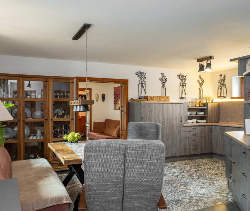 Zrekonštruovaný dom s bazénom a veľkým pozemkom | Podlipníky