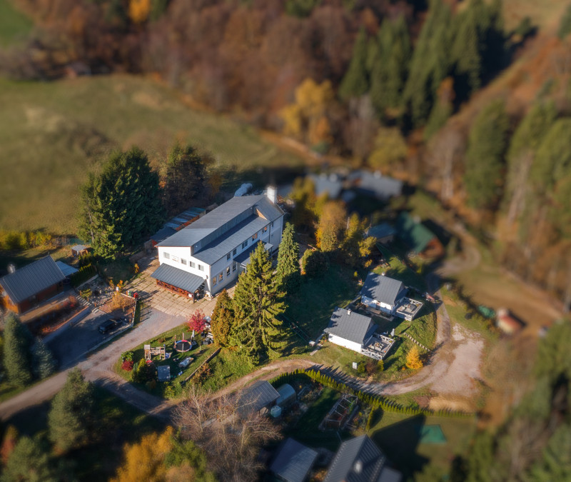 Zabehnutý penzión pri jazere s 4 chatkami | Štiavnicke Bane