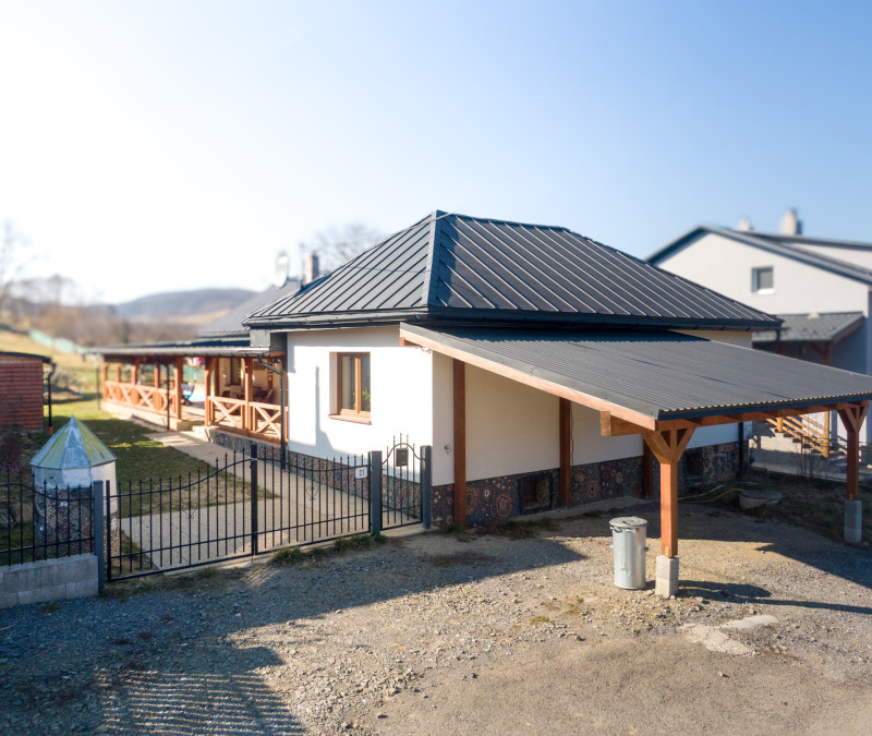 Zrekonštruovaný dom s bazénom a veľkým pozemkom | Podlipníky