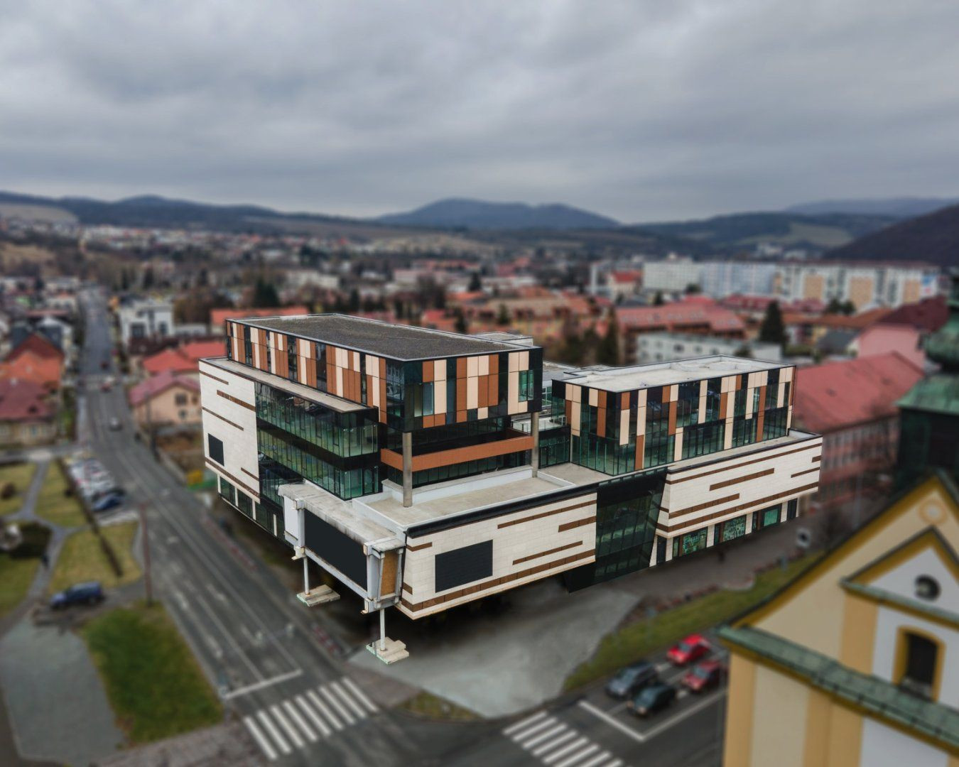 Invest & Real | Polyfunkčná budova | Obchodné priestory | Bytový dom | Bardejov