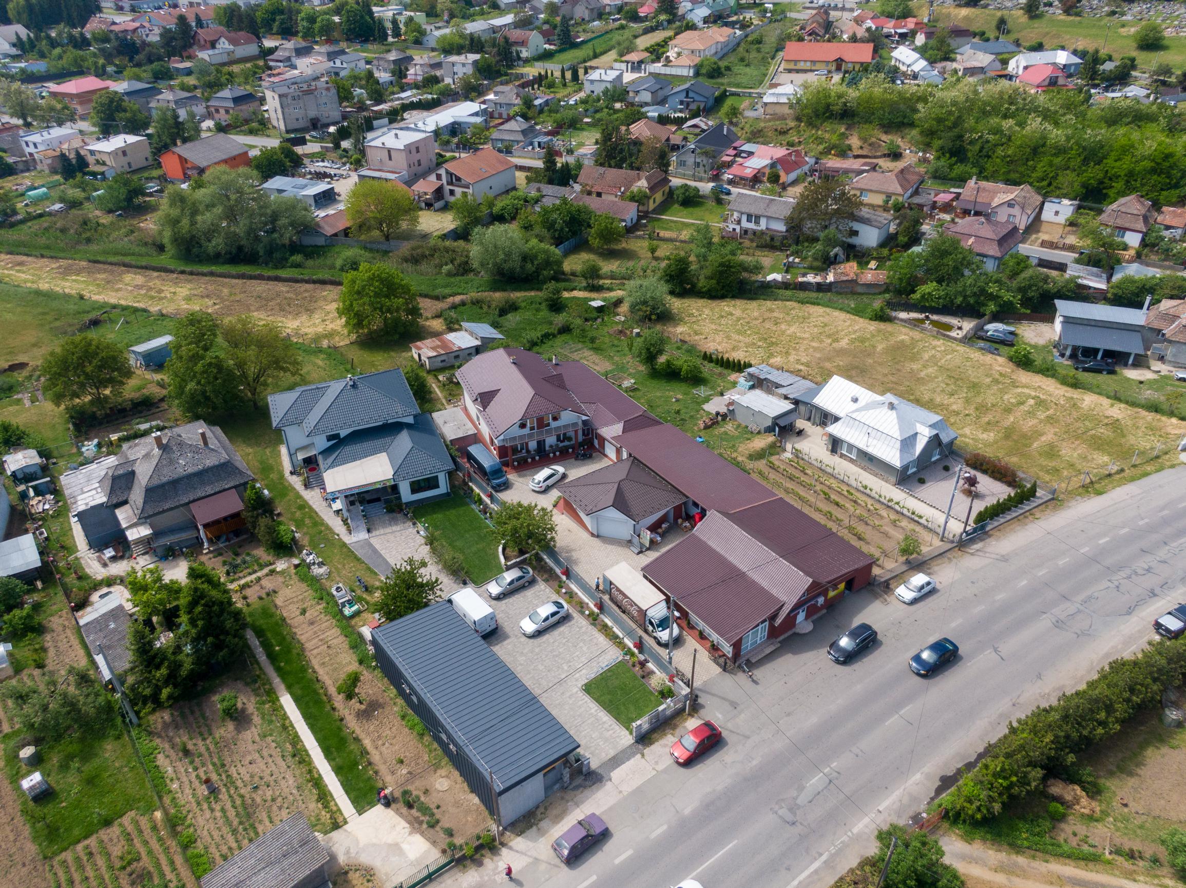 NA PREDAJ | Zabehnutá maloobchodná prevádzka FRESH s vysokým ročným obratom + rodinný dom a pozemok | Kráľovský Chlmec