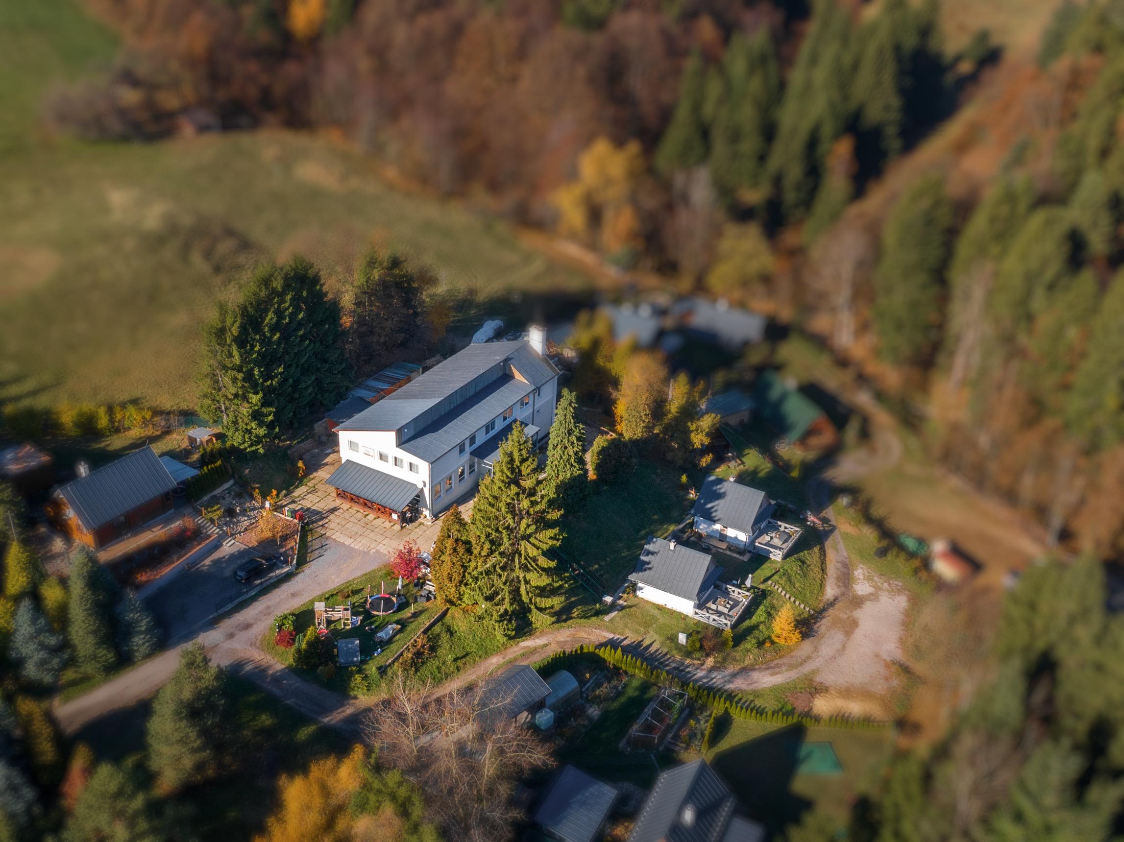 Zabehnutý penzión pri jazere s 4 chatkami | Štiavnicke Bane