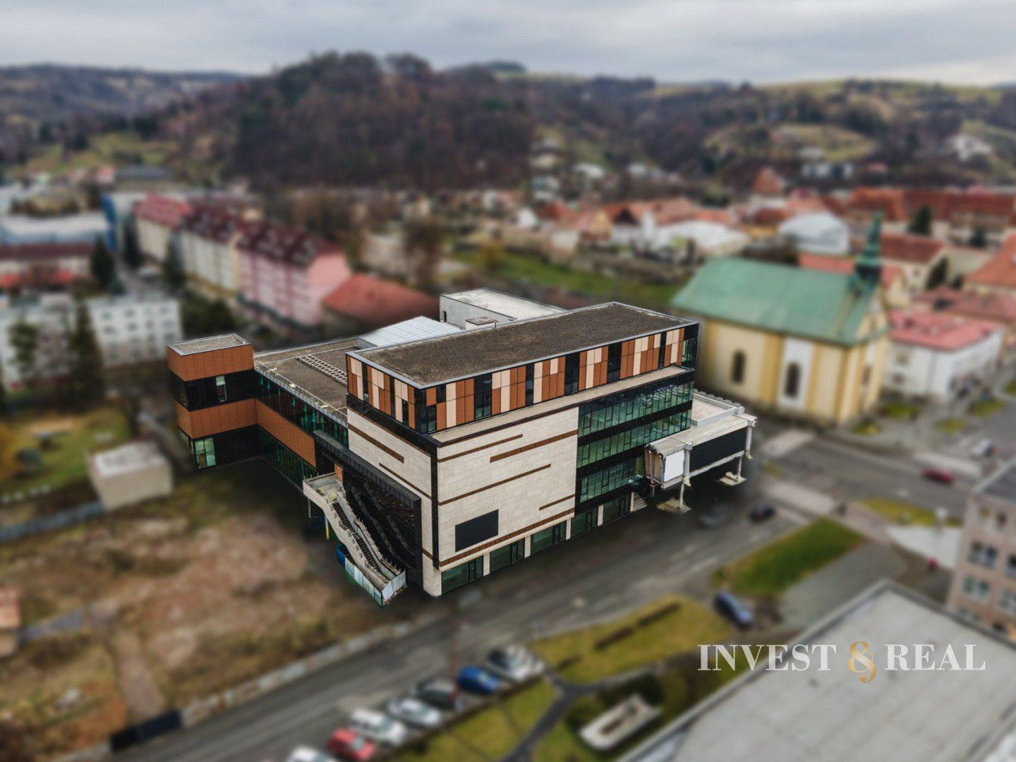 Invest & Real | Polyfunkčná budova | Obchodné priestory | Bytový dom | Bardejov