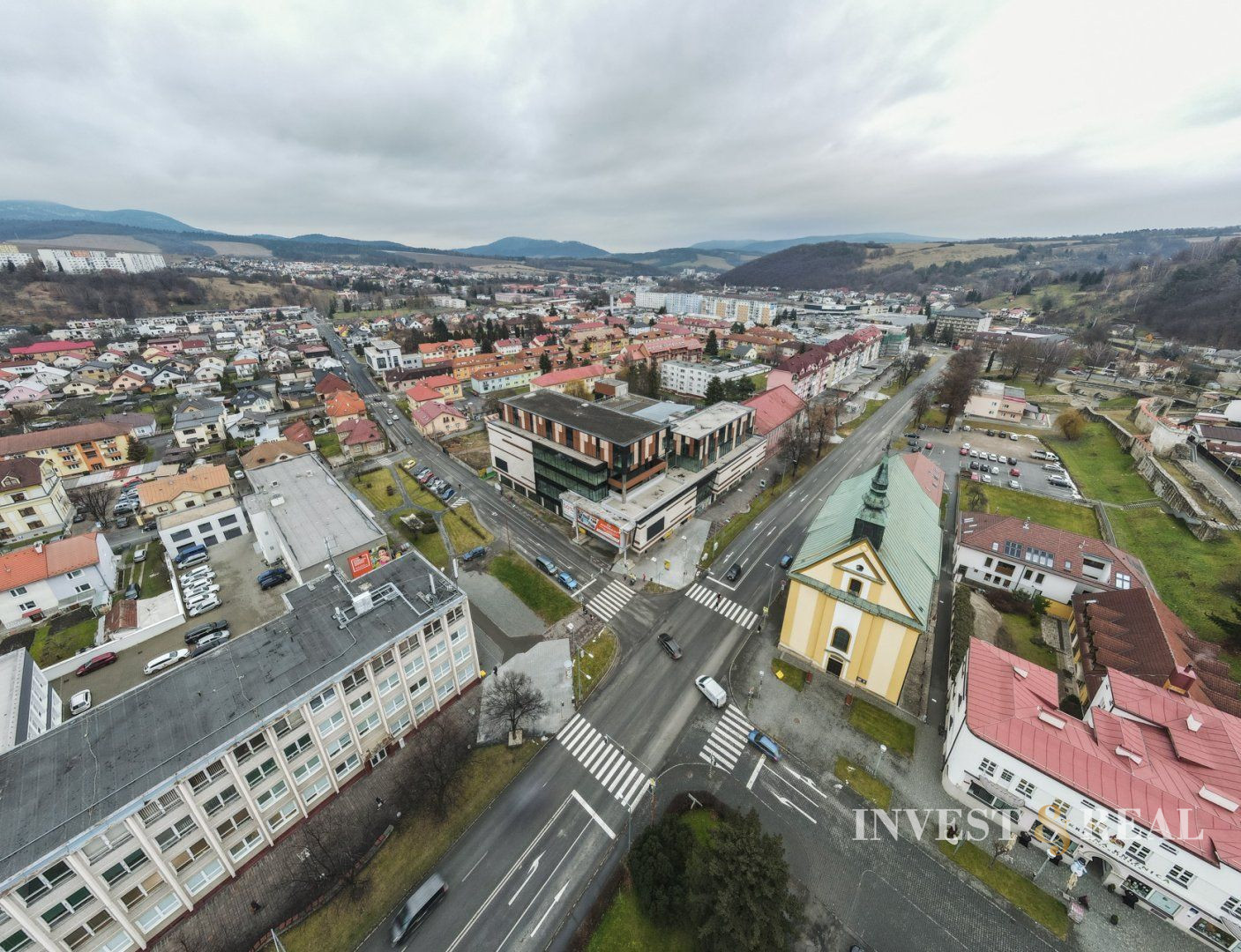 Invest & Real | Polyfunkčná budova | Obchodné priestory | Bytový dom | Bardejov