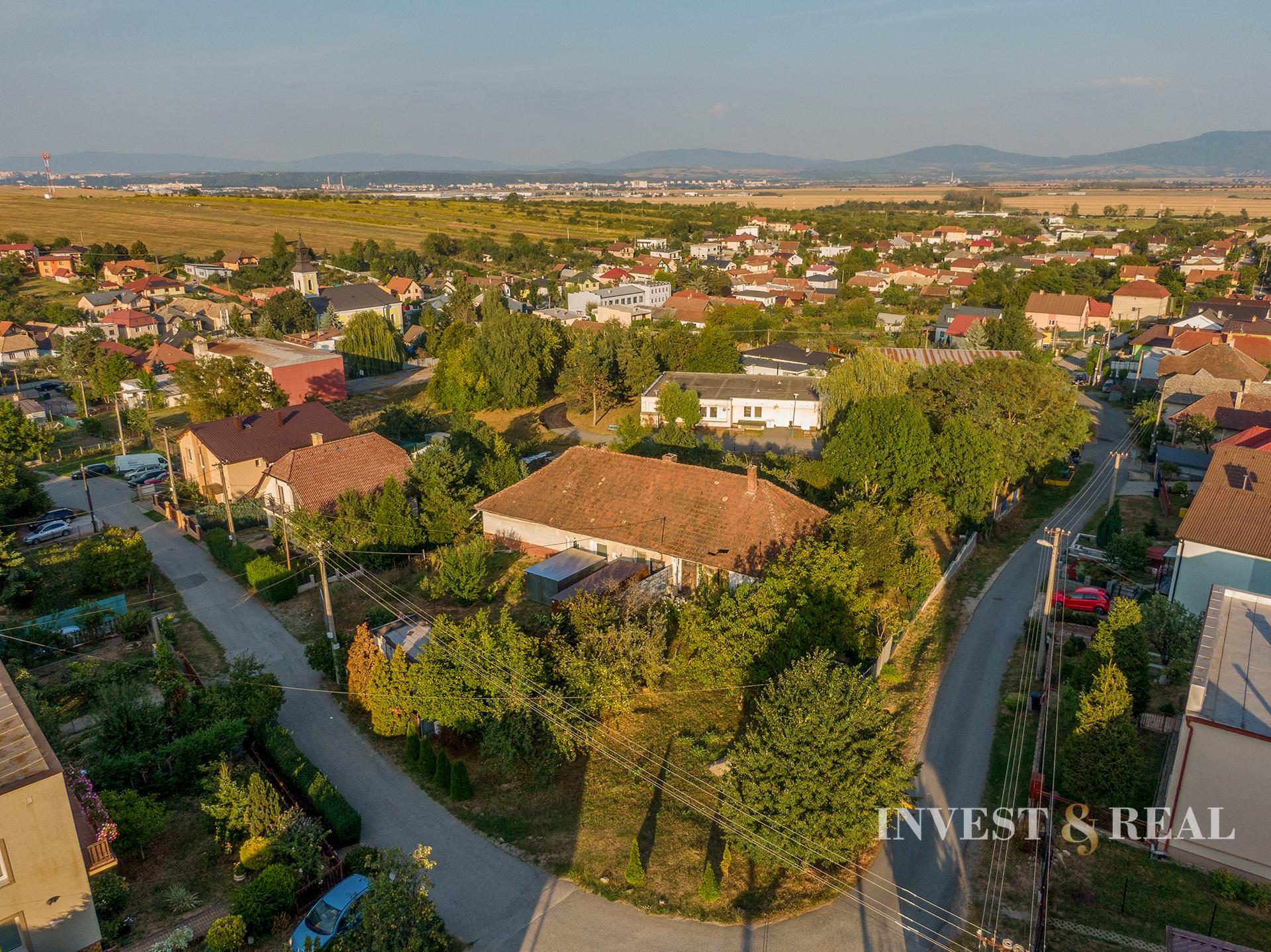 POZEMOK so starším rodinným domom | 752 m² | Košice - Poľov