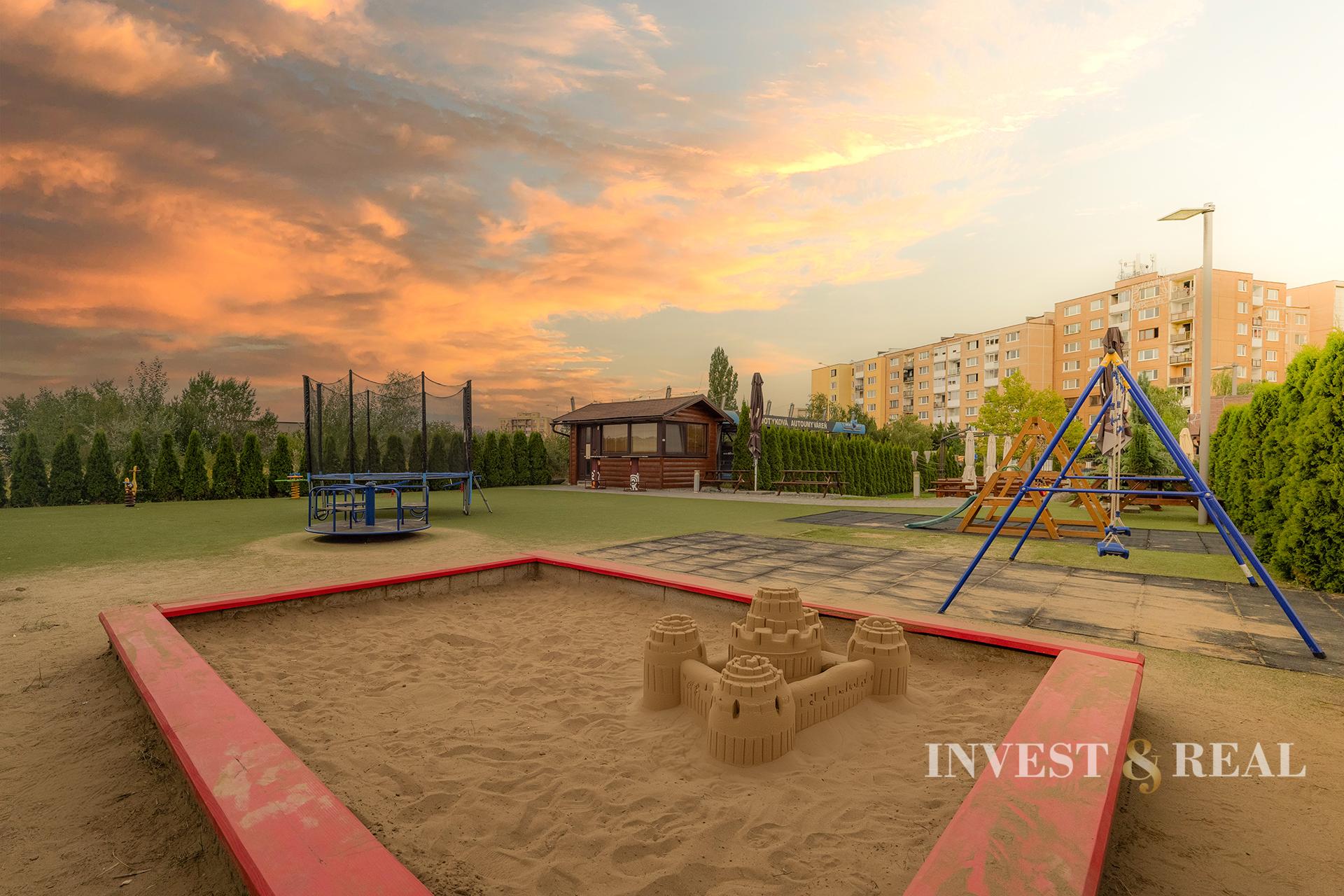 Podnikateľská budova s veľkorysým pozemkom | Ťahanovce