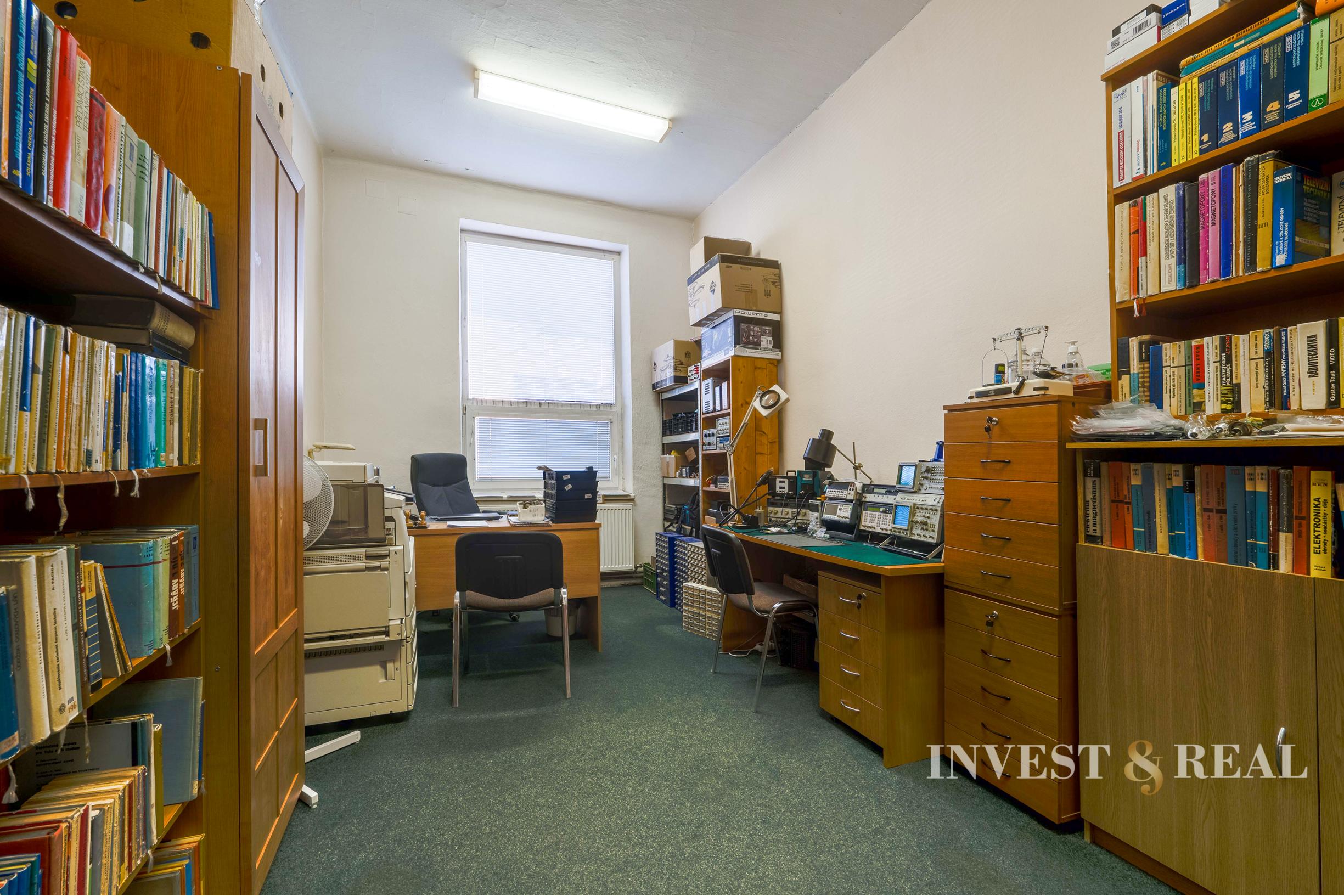 Administratívna budova a hala v priemyslenej časti | Rampová