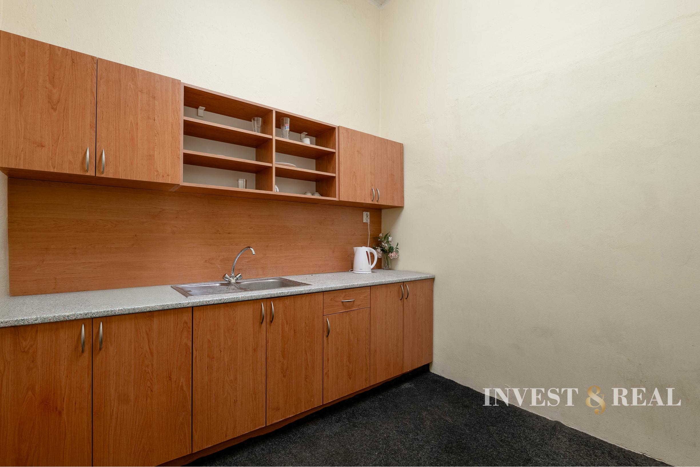 Administratívna budova a hala v priemyslenej časti | Rampová