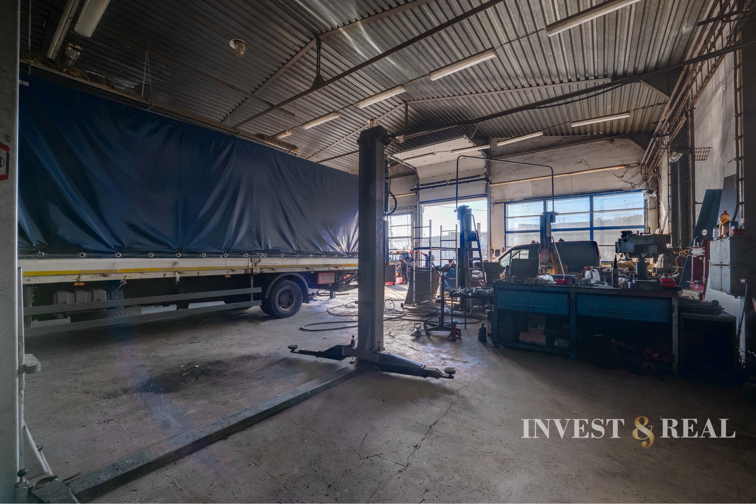 Administratívna budova a hala v priemyslenej časti | Rampová