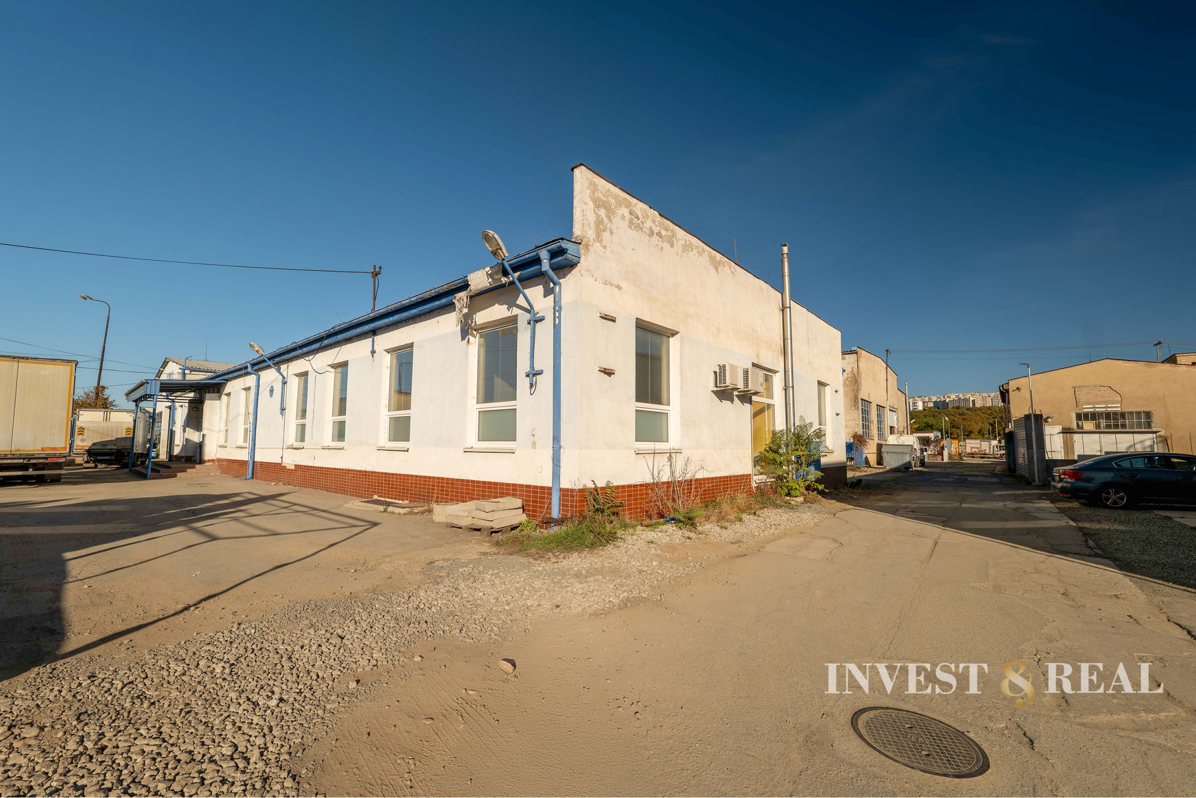 Administratívna budova a hala v priemyslenej časti | Rampová