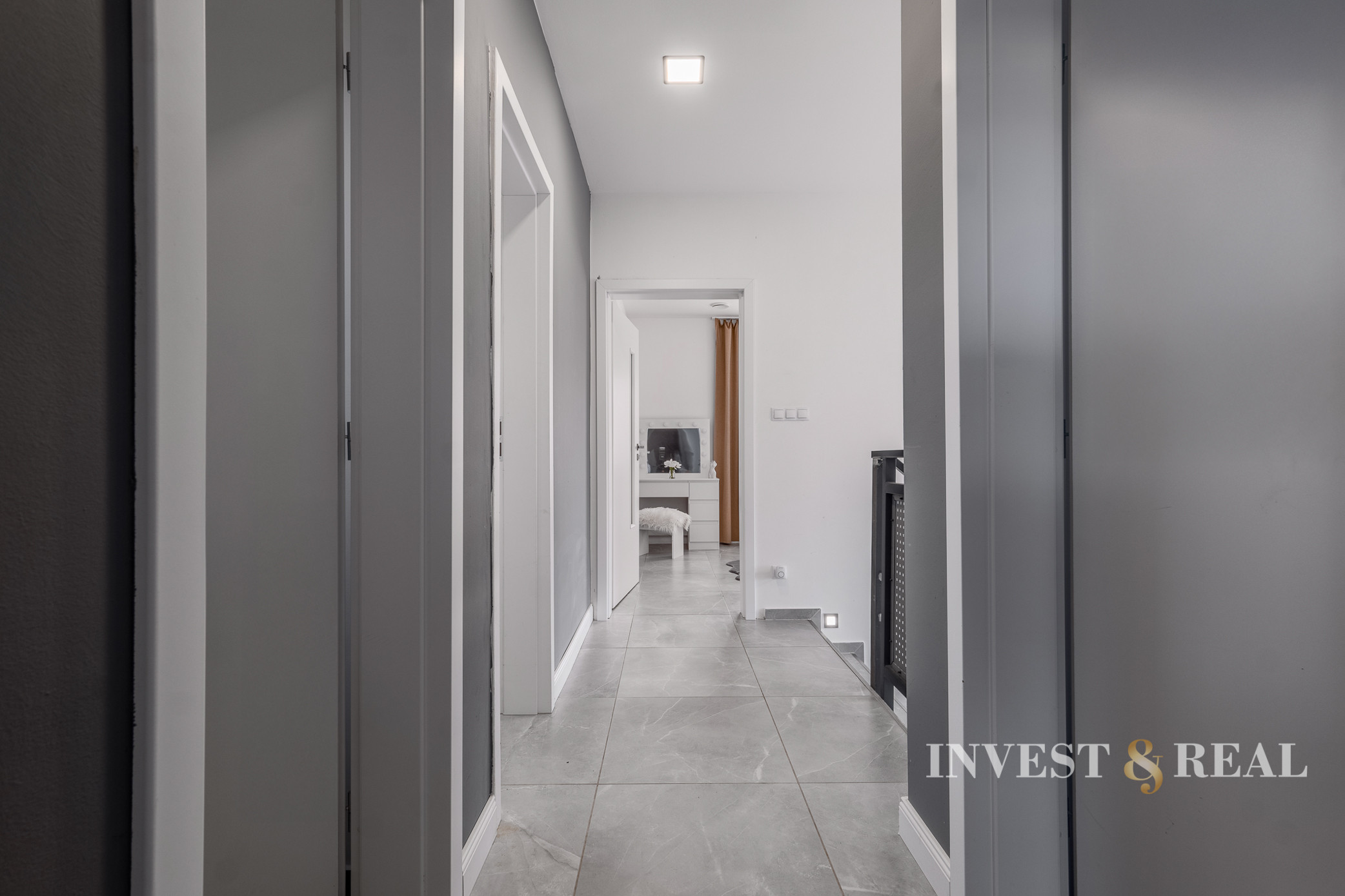 REZERVOVANÉ | Moderný plne zariadený 4 izbový rodinný dom v Seni