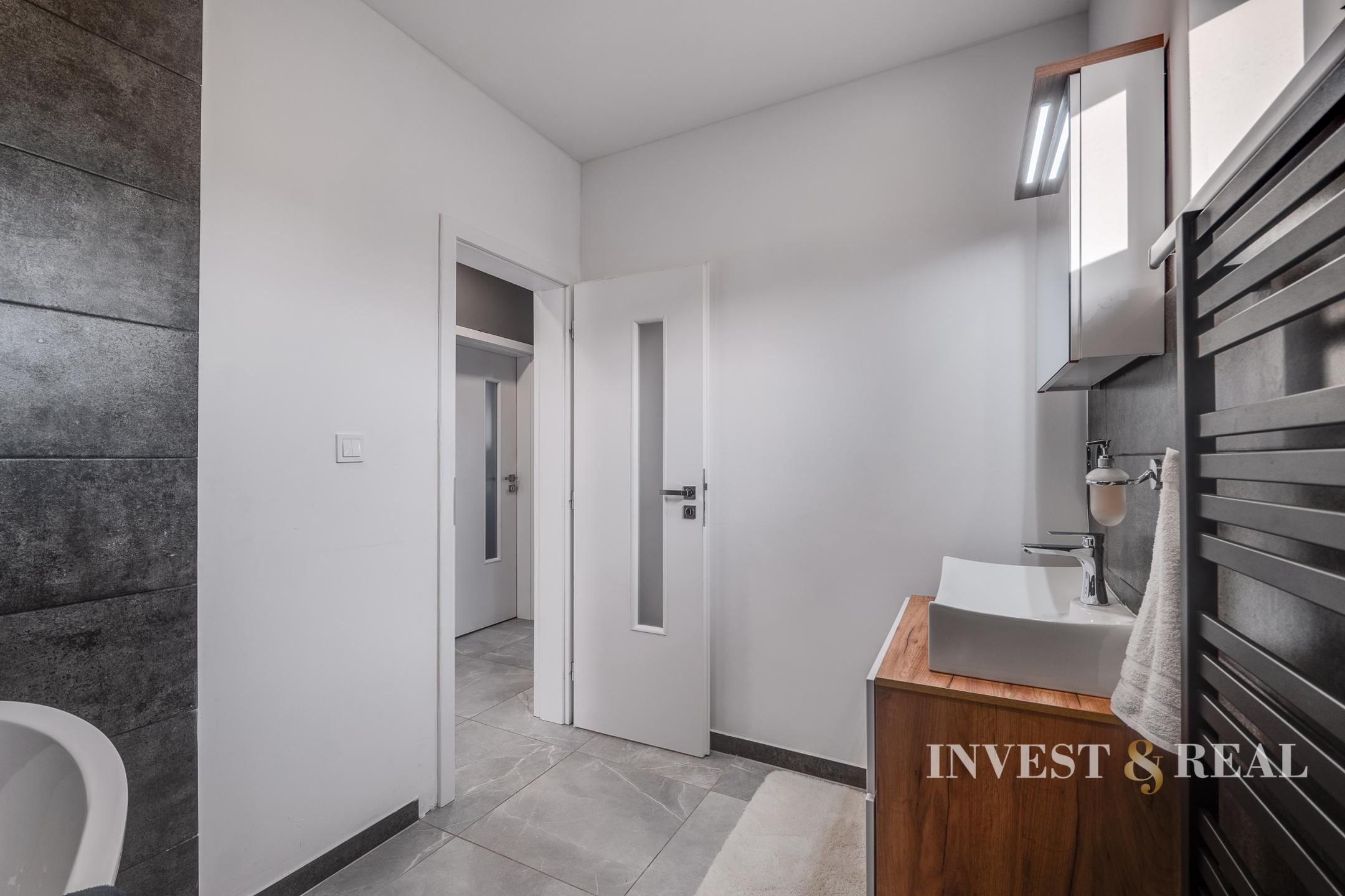 REZERVOVANÉ | Moderný plne zariadený 4 izbový rodinný dom v Seni