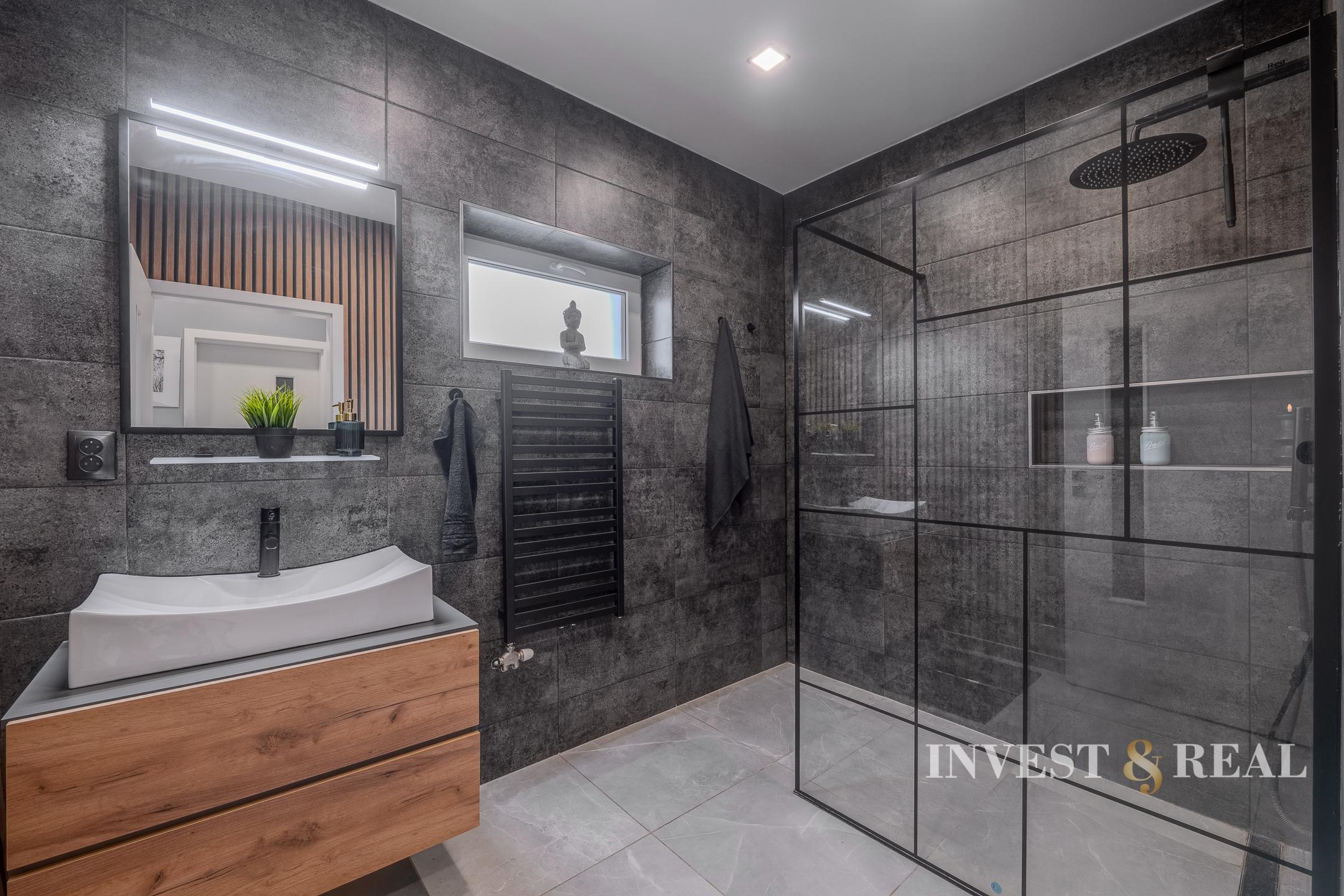 REZERVOVANÉ | Moderný plne zariadený 4 izbový rodinný dom v Seni