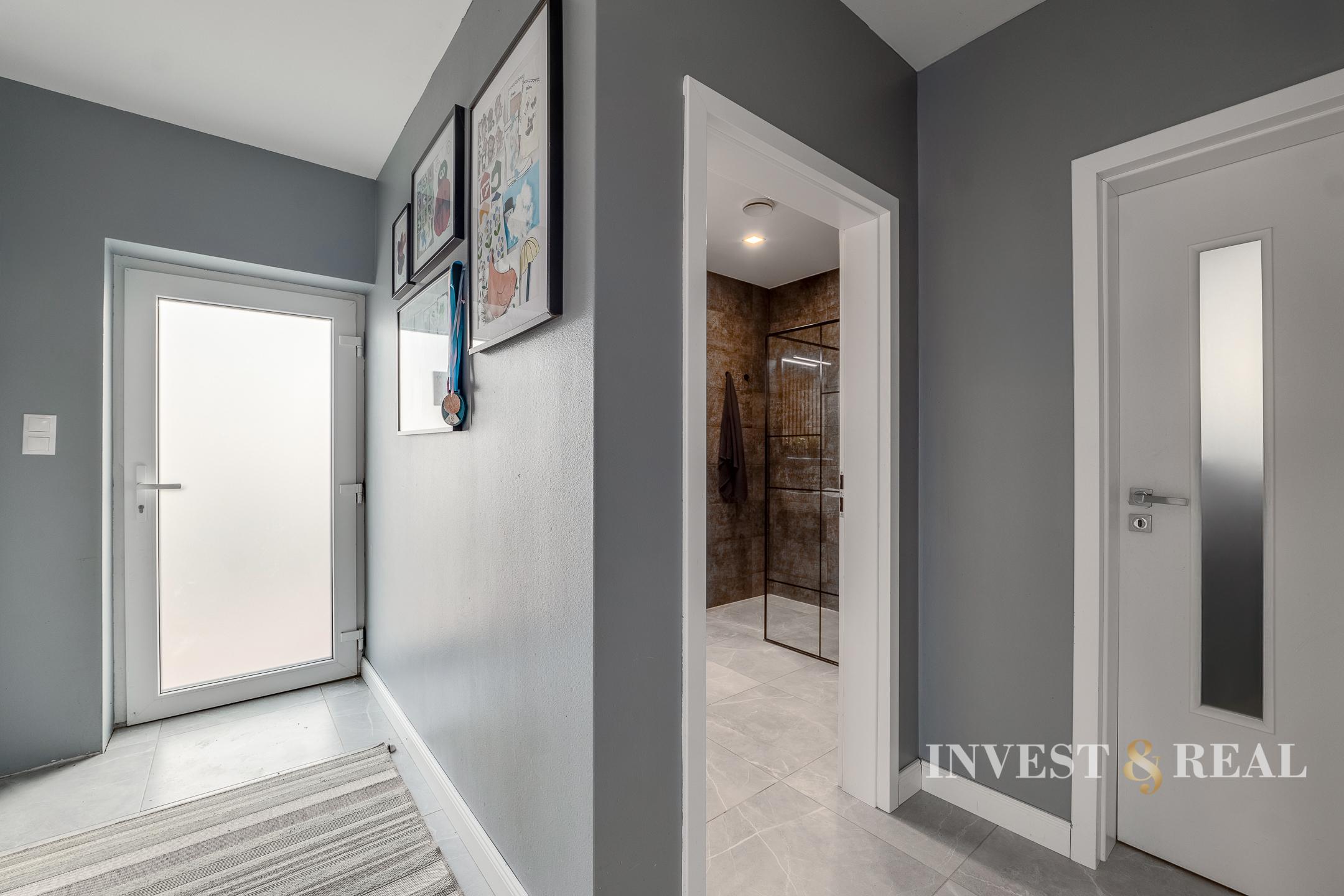 REZERVOVANÉ | Moderný plne zariadený 4 izbový rodinný dom v Seni