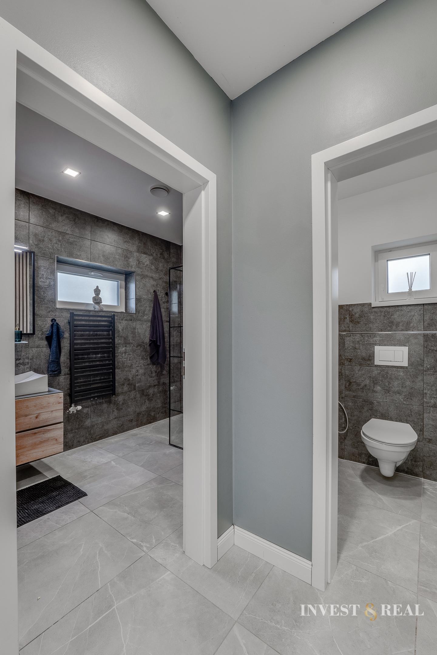 REZERVOVANÉ | Moderný plne zariadený 4 izbový rodinný dom v Seni