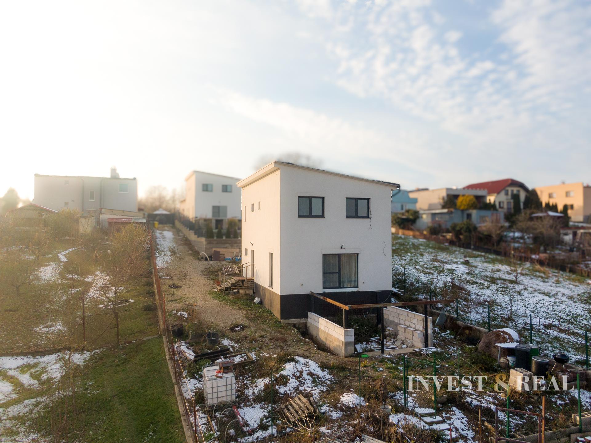 REZERVOVANÉ | Moderný plne zariadený 4 izbový rodinný dom v Seni