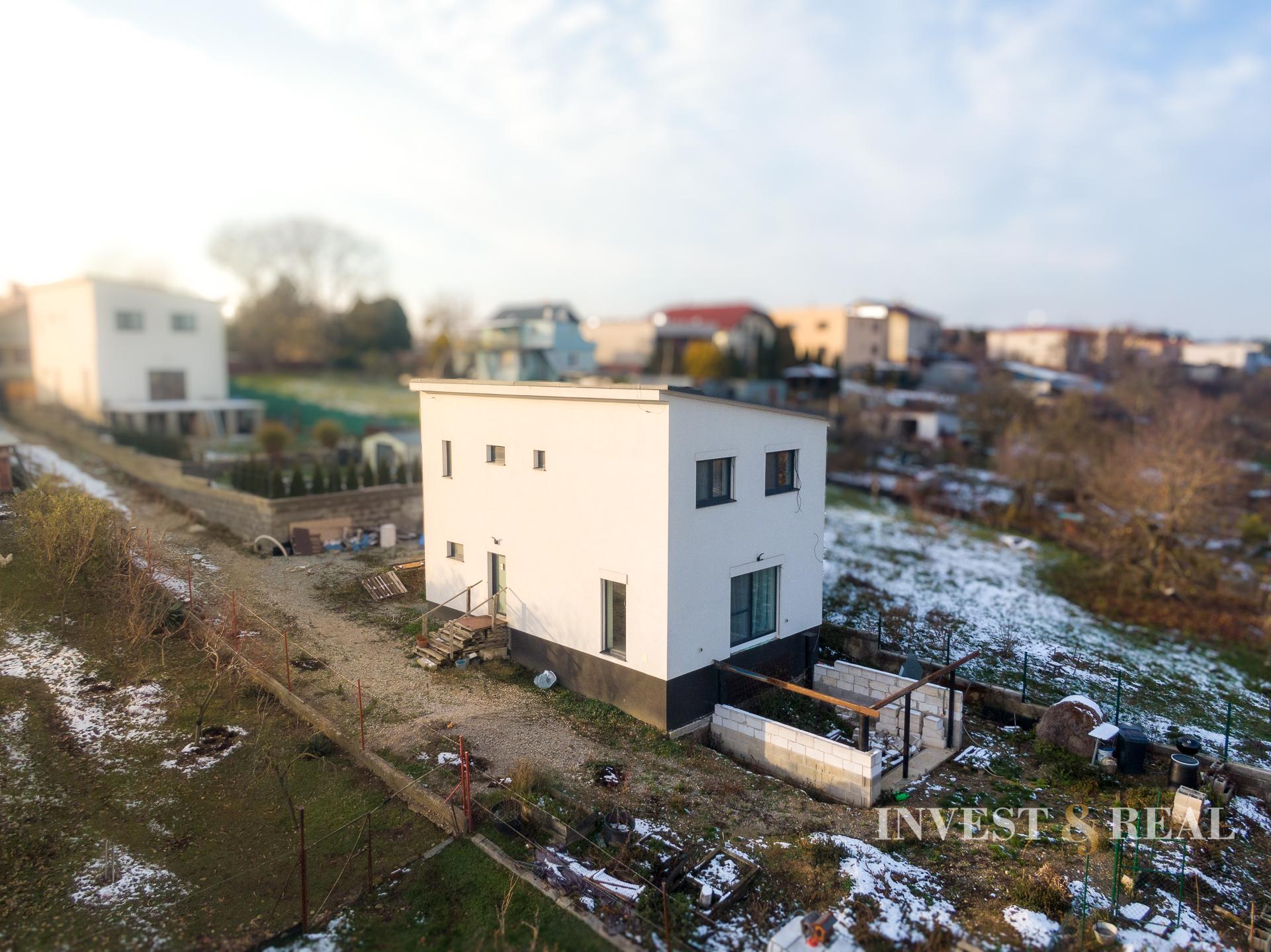 REZERVOVANÉ | Moderný plne zariadený 4 izbový rodinný dom v Seni