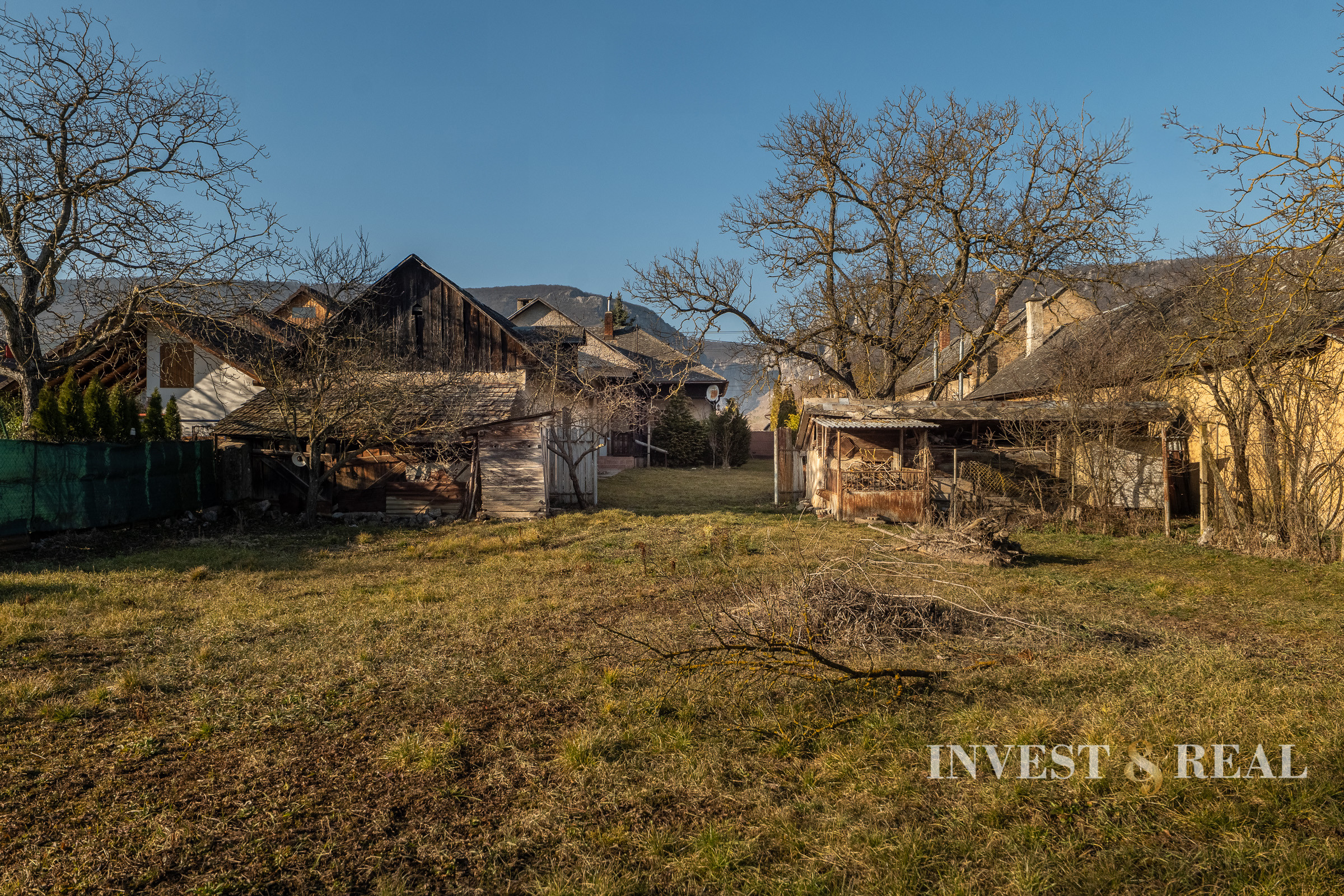 Rodinný dom v pôvodnom stave s veľkým pozemkom | Dvorníky
