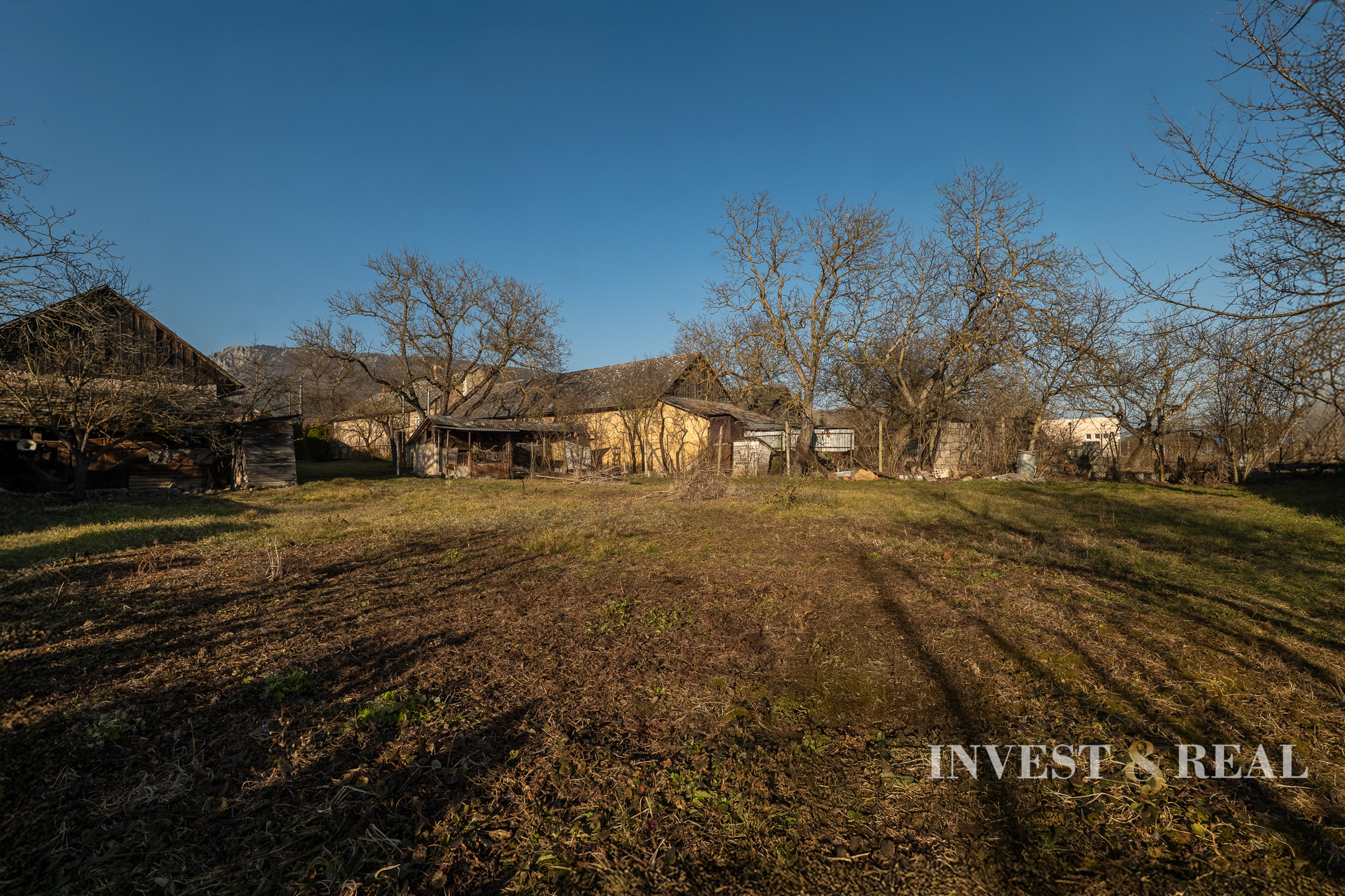 Rodinný dom v pôvodnom stave s veľkým pozemkom | Dvorníky