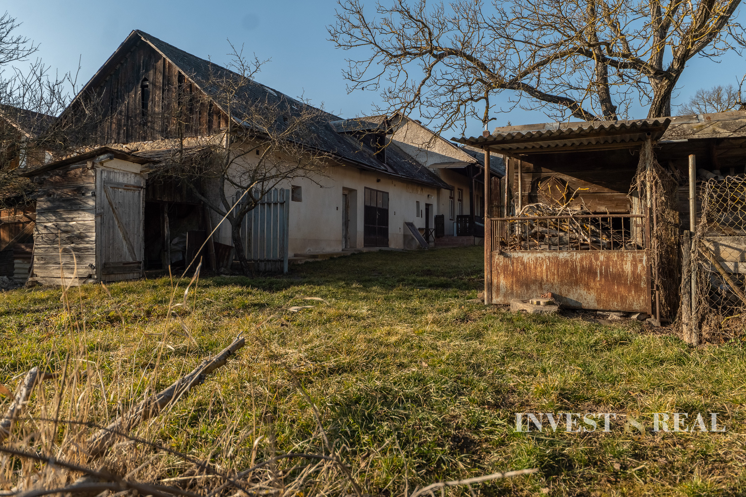 Rodinný dom v pôvodnom stave s veľkým pozemkom | Dvorníky