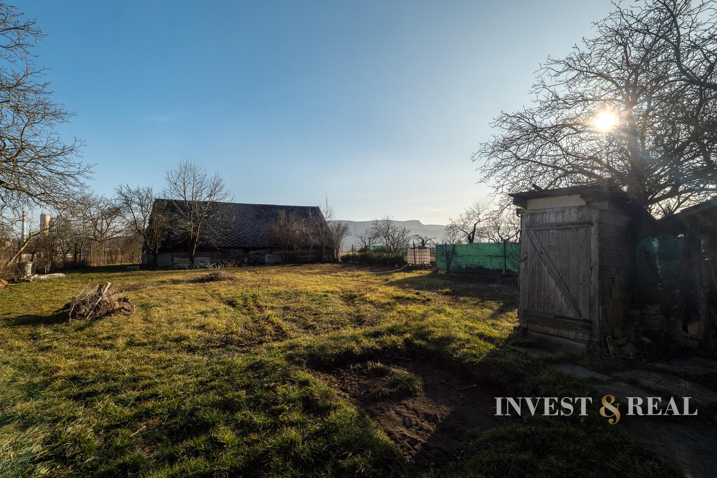 Rodinný dom v pôvodnom stave s veľkým pozemkom | Dvorníky