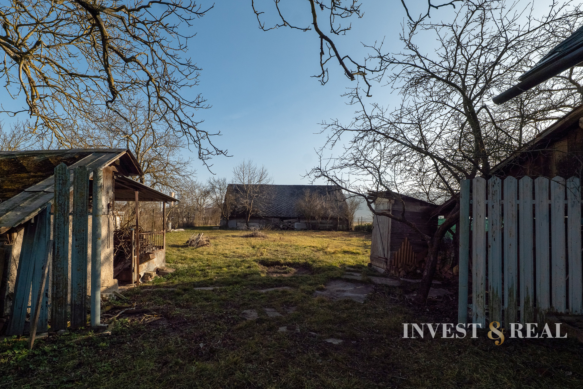 Rodinný dom v pôvodnom stave s veľkým pozemkom | Dvorníky