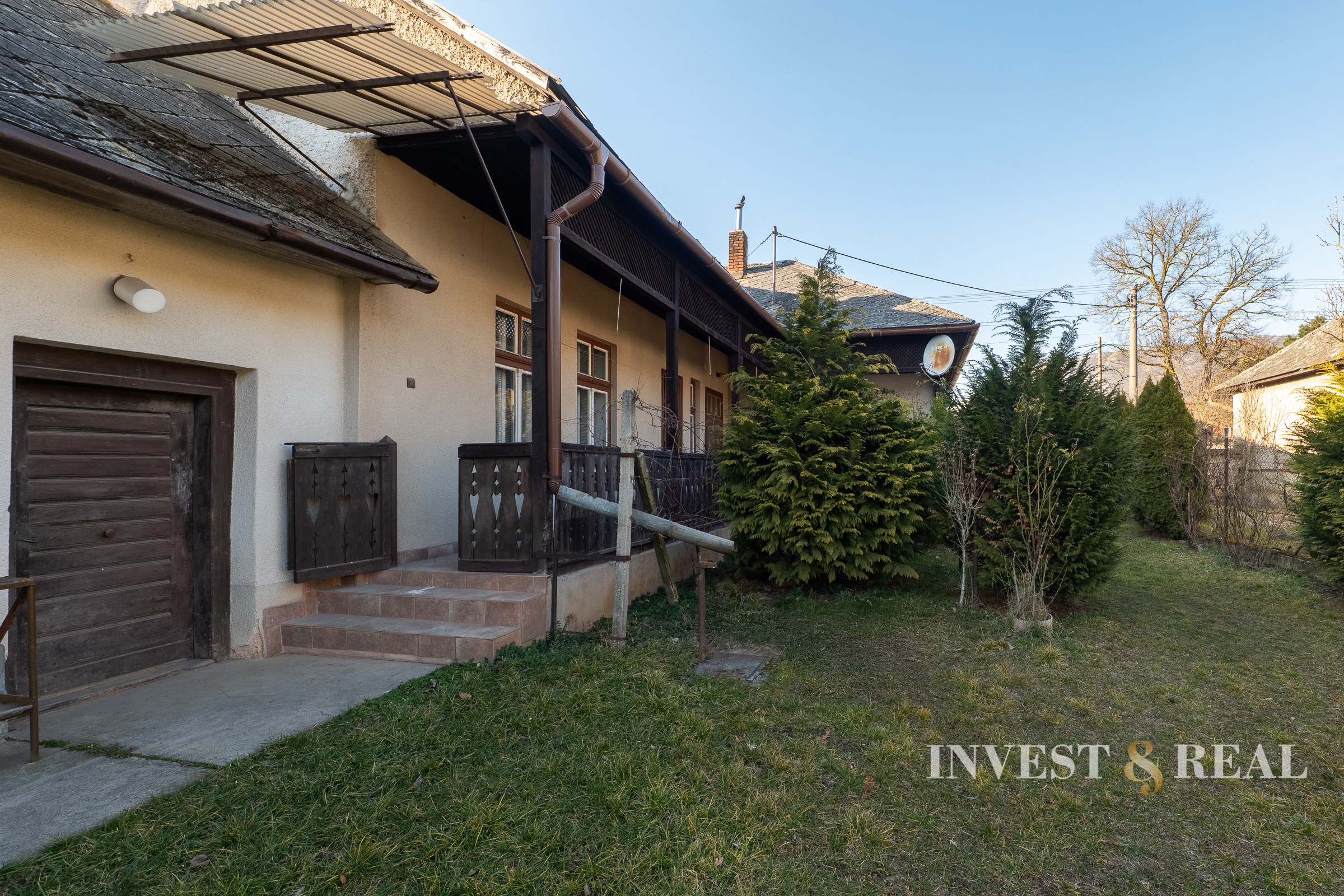 Rodinný dom v pôvodnom stave s veľkým pozemkom | Dvorníky