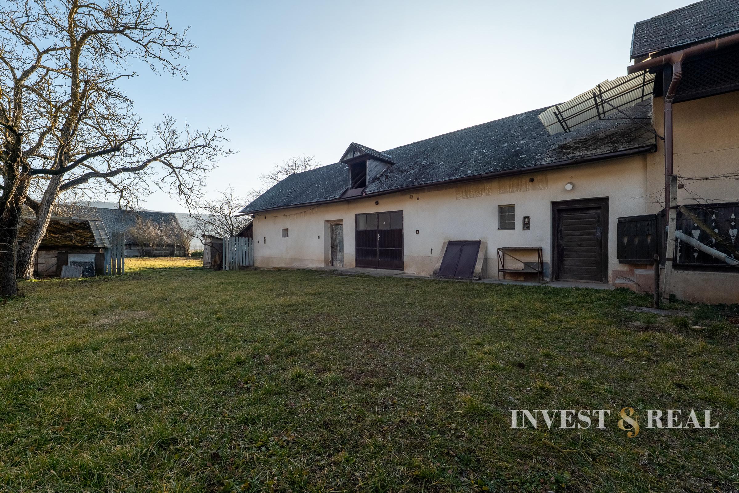 Rodinný dom v pôvodnom stave s veľkým pozemkom | Dvorníky