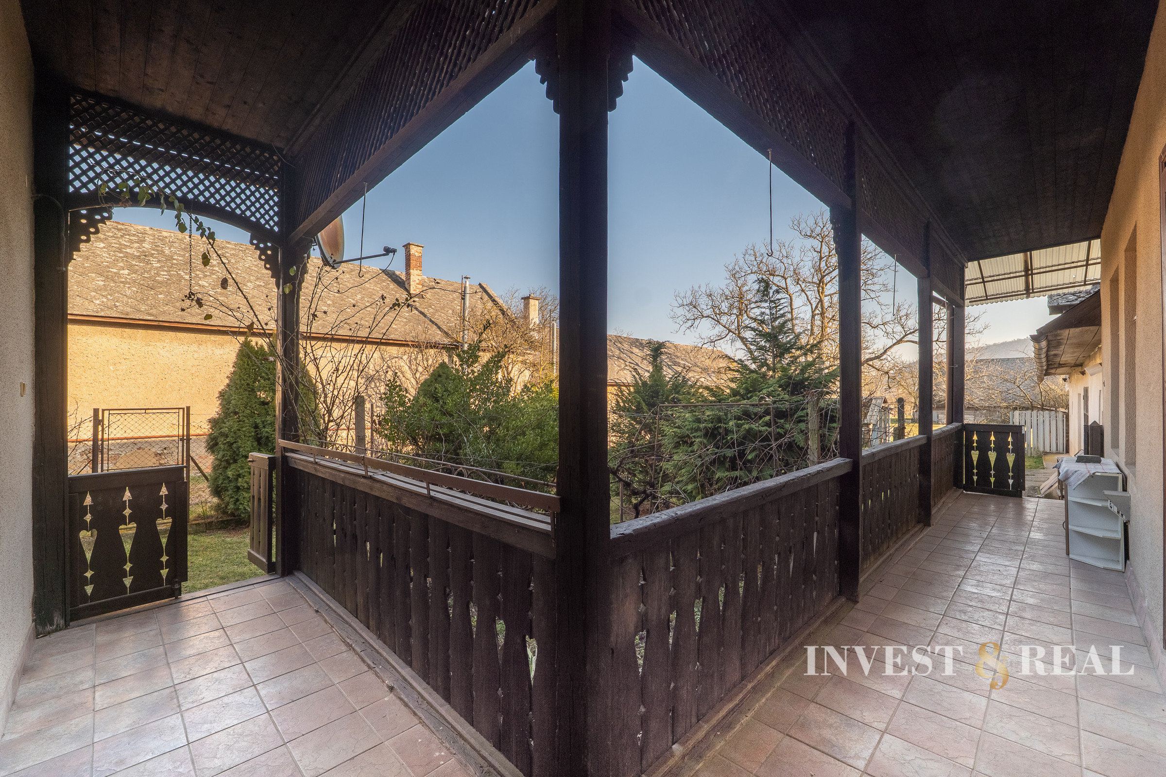 Rodinný dom v pôvodnom stave s veľkým pozemkom | Dvorníky