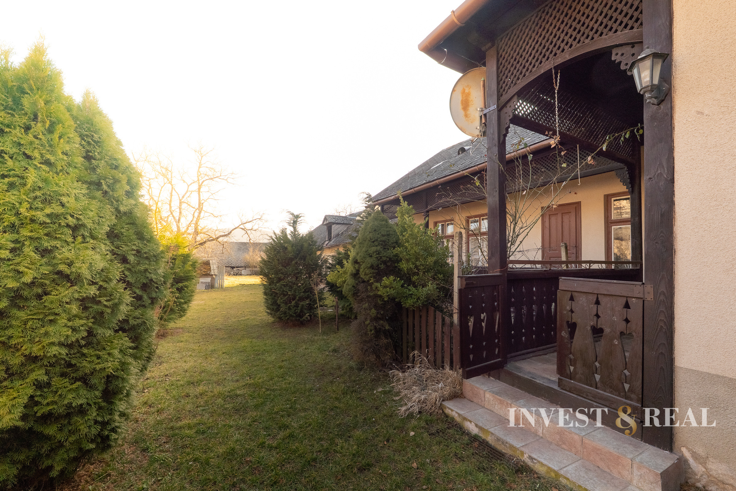 Rodinný dom v pôvodnom stave s veľkým pozemkom | Dvorníky