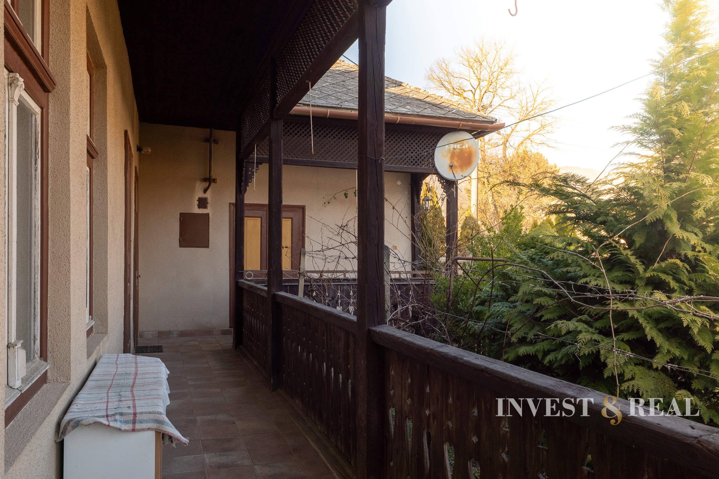 Rodinný dom v pôvodnom stave s veľkým pozemkom | Dvorníky