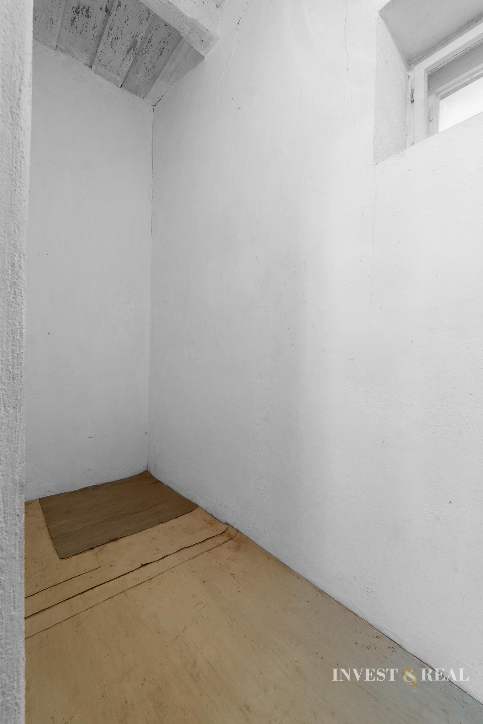 Rodinný dom v pôvodnom stave s veľkým pozemkom | Dvorníky