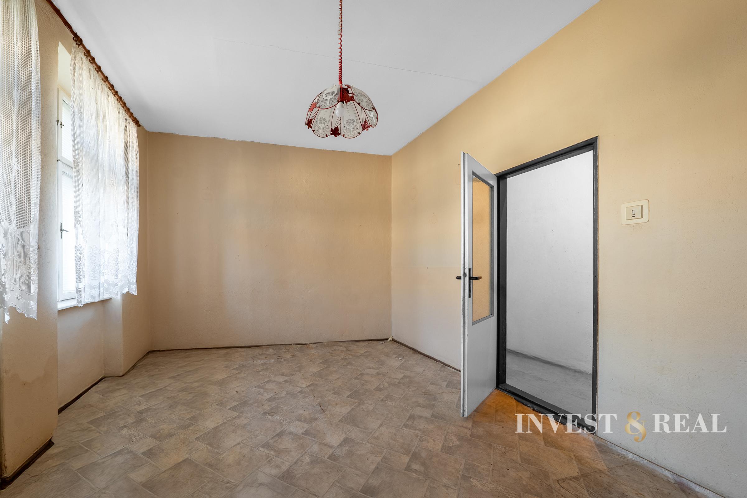 Rodinný dom v pôvodnom stave s veľkým pozemkom | Dvorníky