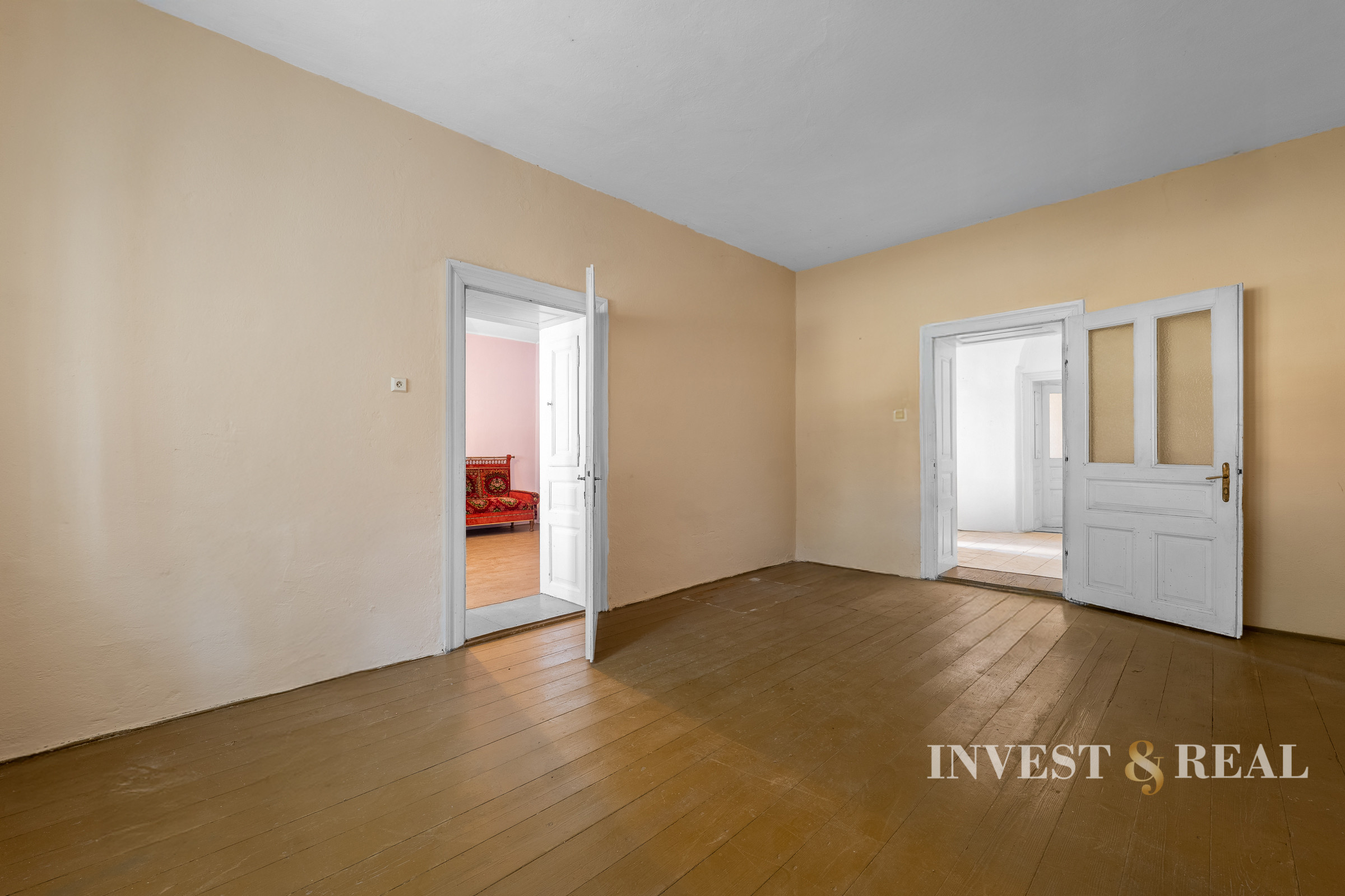 Rodinný dom v pôvodnom stave s veľkým pozemkom | Dvorníky