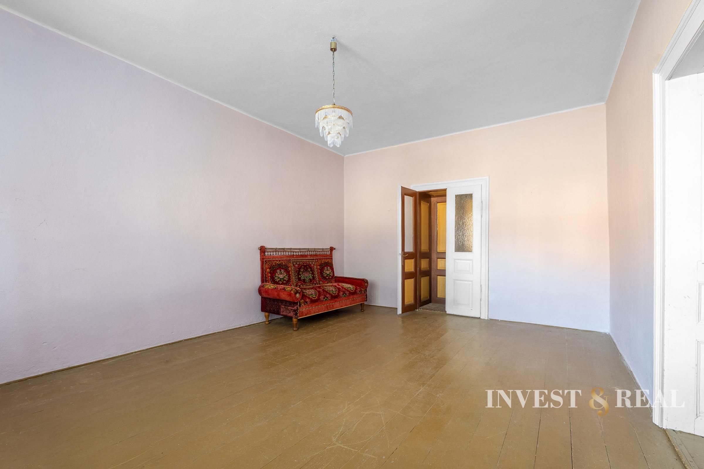 Rodinný dom v pôvodnom stave s veľkým pozemkom | Dvorníky