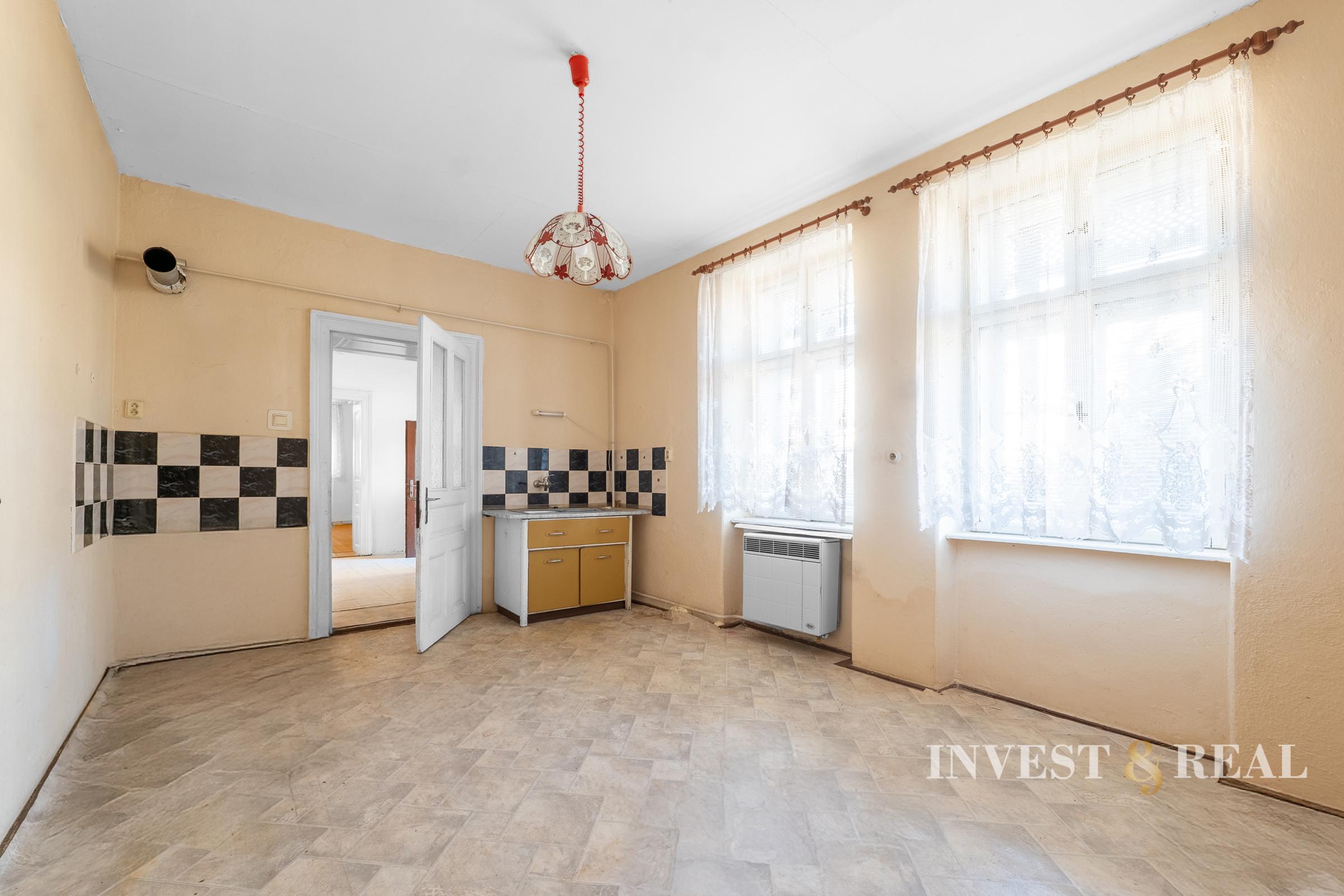 Rodinný dom v pôvodnom stave s veľkým pozemkom | Dvorníky