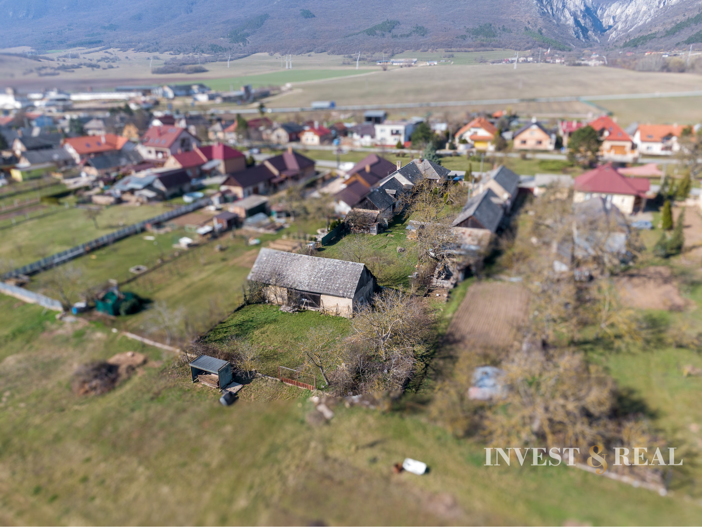 Rodinný dom v pôvodnom stave s veľkým pozemkom | Dvorníky