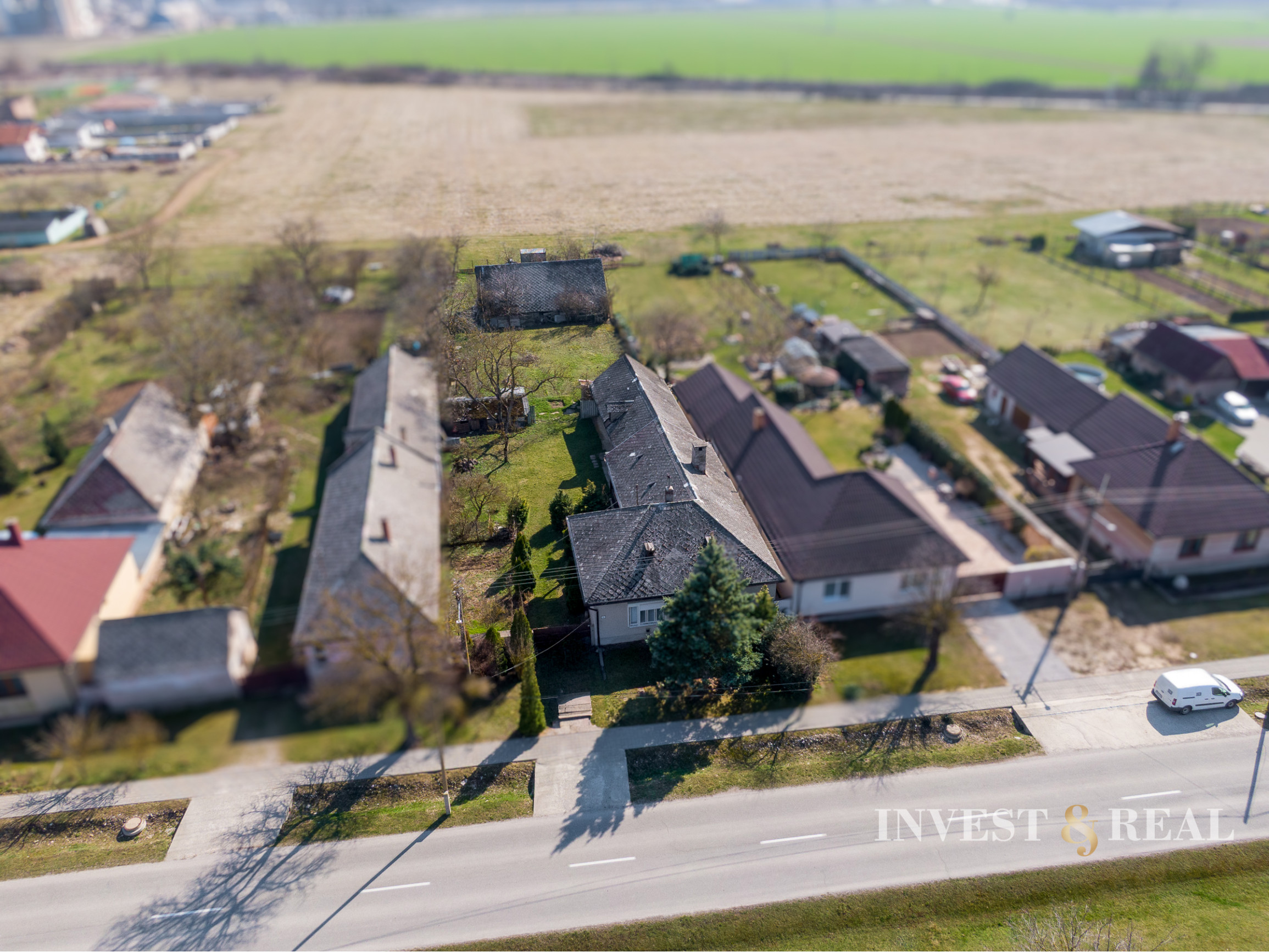 Rodinný dom v pôvodnom stave s veľkým pozemkom | Dvorníky