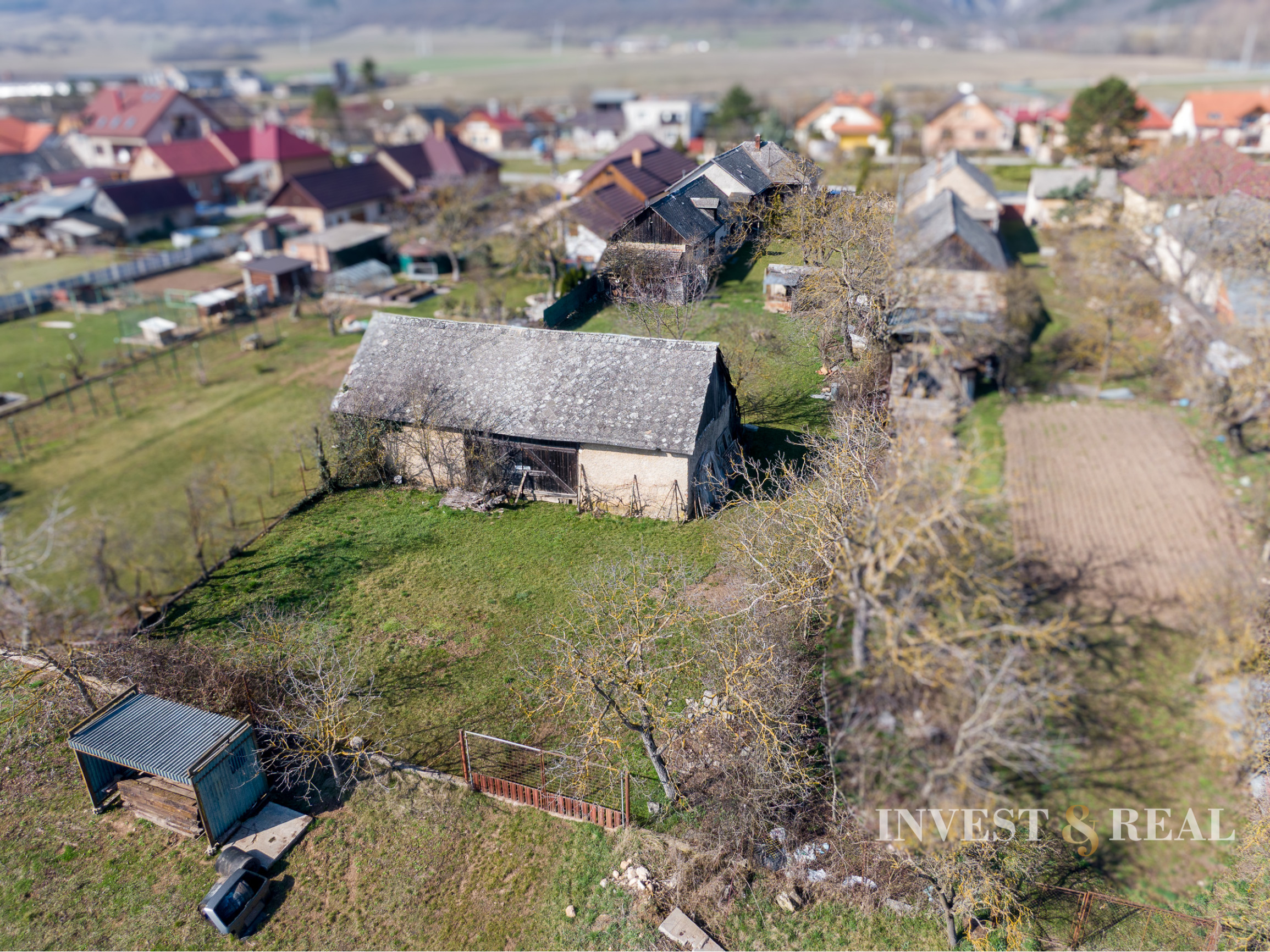 Rodinný dom v pôvodnom stave s veľkým pozemkom | Dvorníky