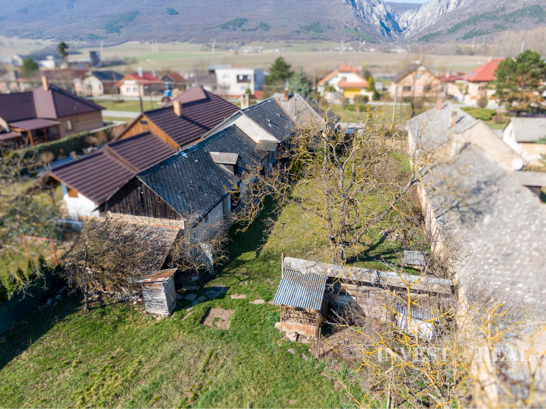 Rodinný dom v pôvodnom stave s veľkým pozemkom | Dvorníky