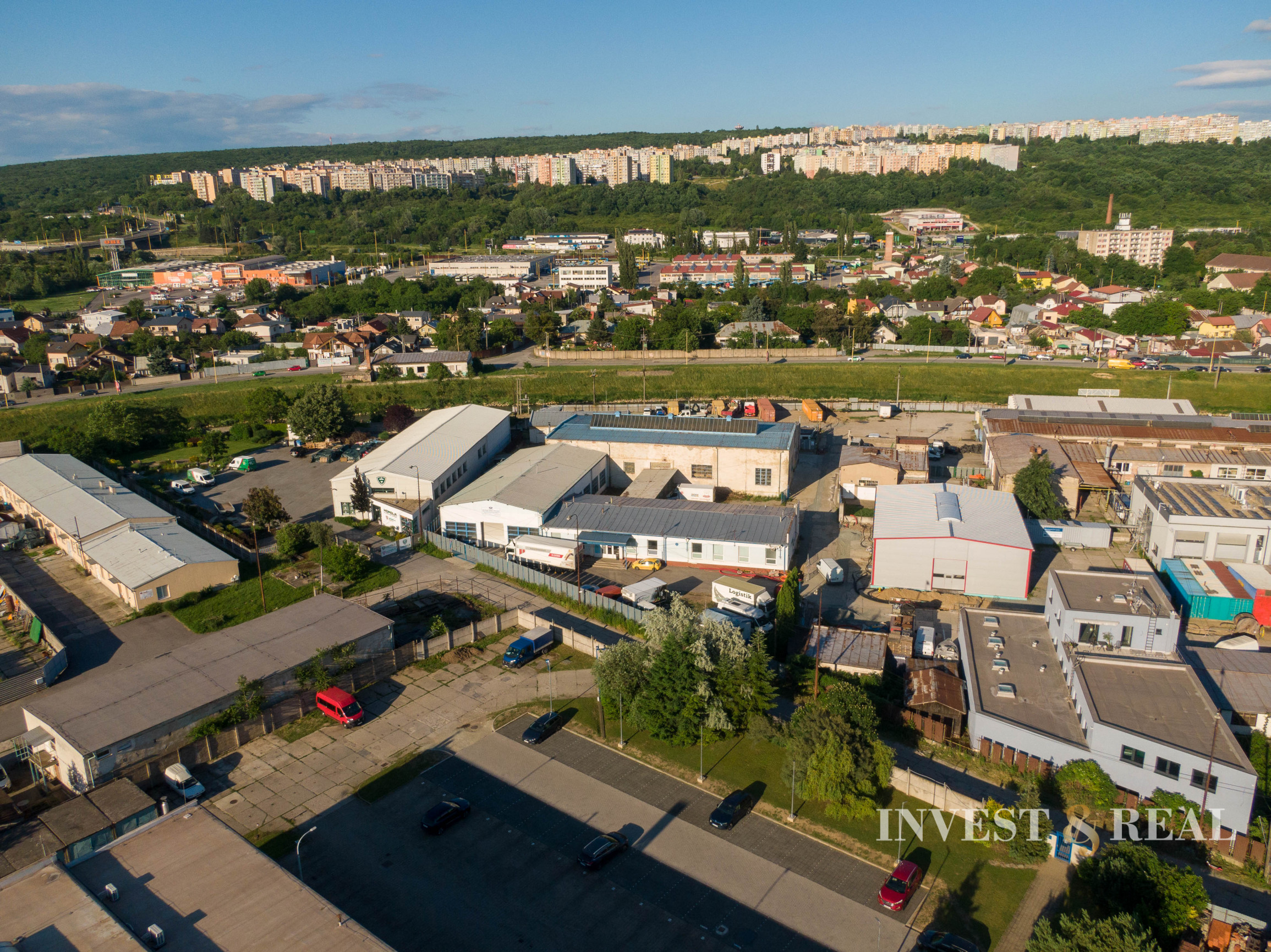 Administratívna budova a hala v priemyslenej časti | Rampová