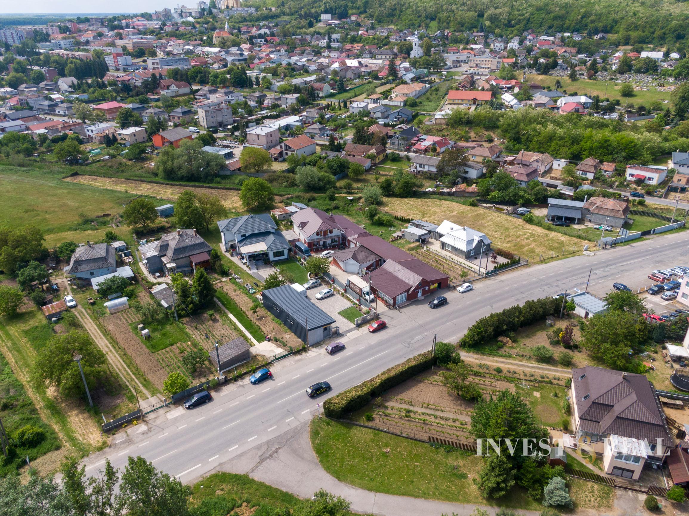 NA PREDAJ | Zabehnutá maloobchodná prevádzka FRESH s vysokým ročným obratom + rodinný dom a pozemok | Kráľovský Chlmec