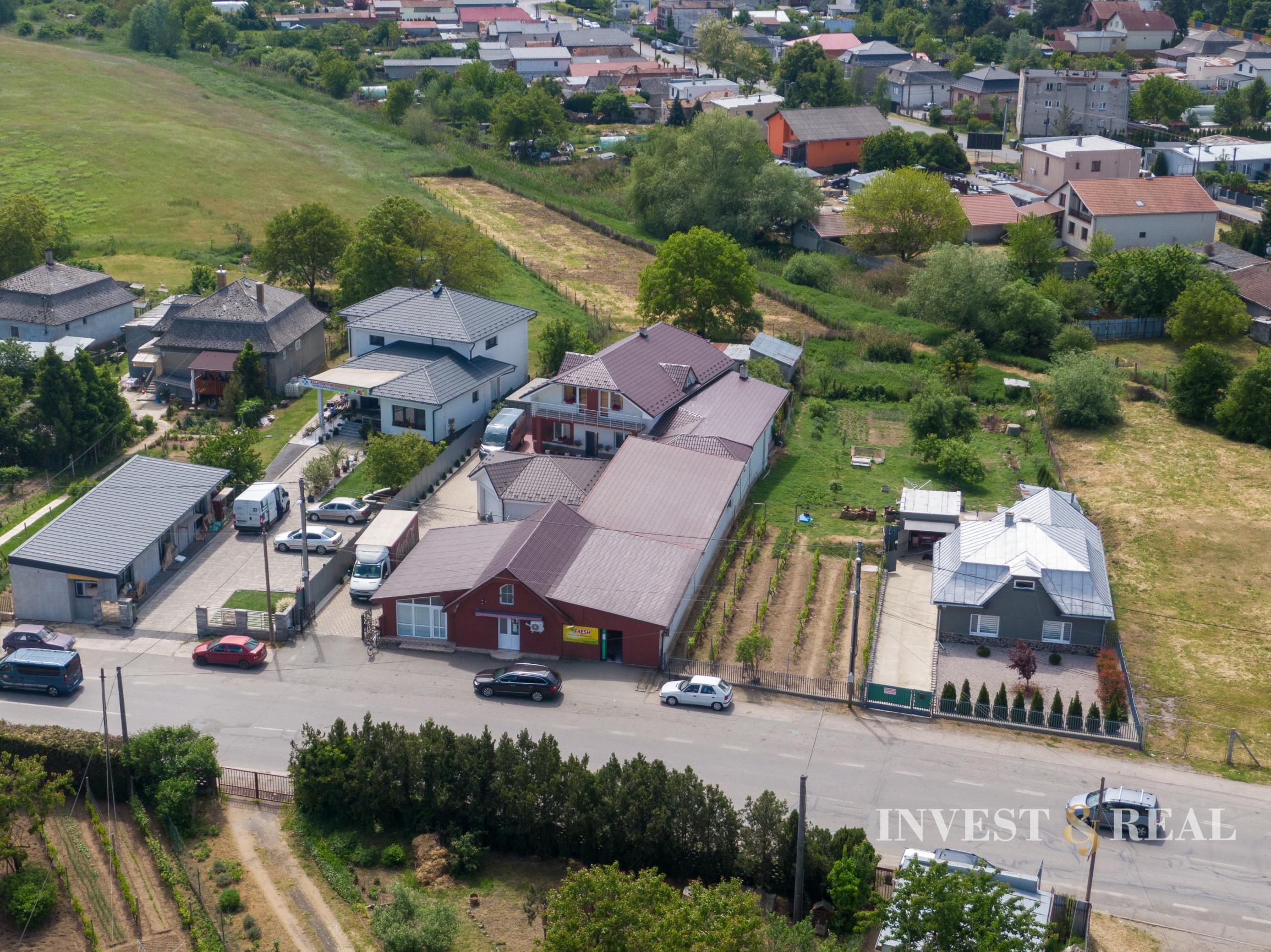 NA PREDAJ | Zabehnutá maloobchodná prevádzka FRESH s vysokým ročným obratom + rodinný dom a pozemok | Kráľovský Chlmec