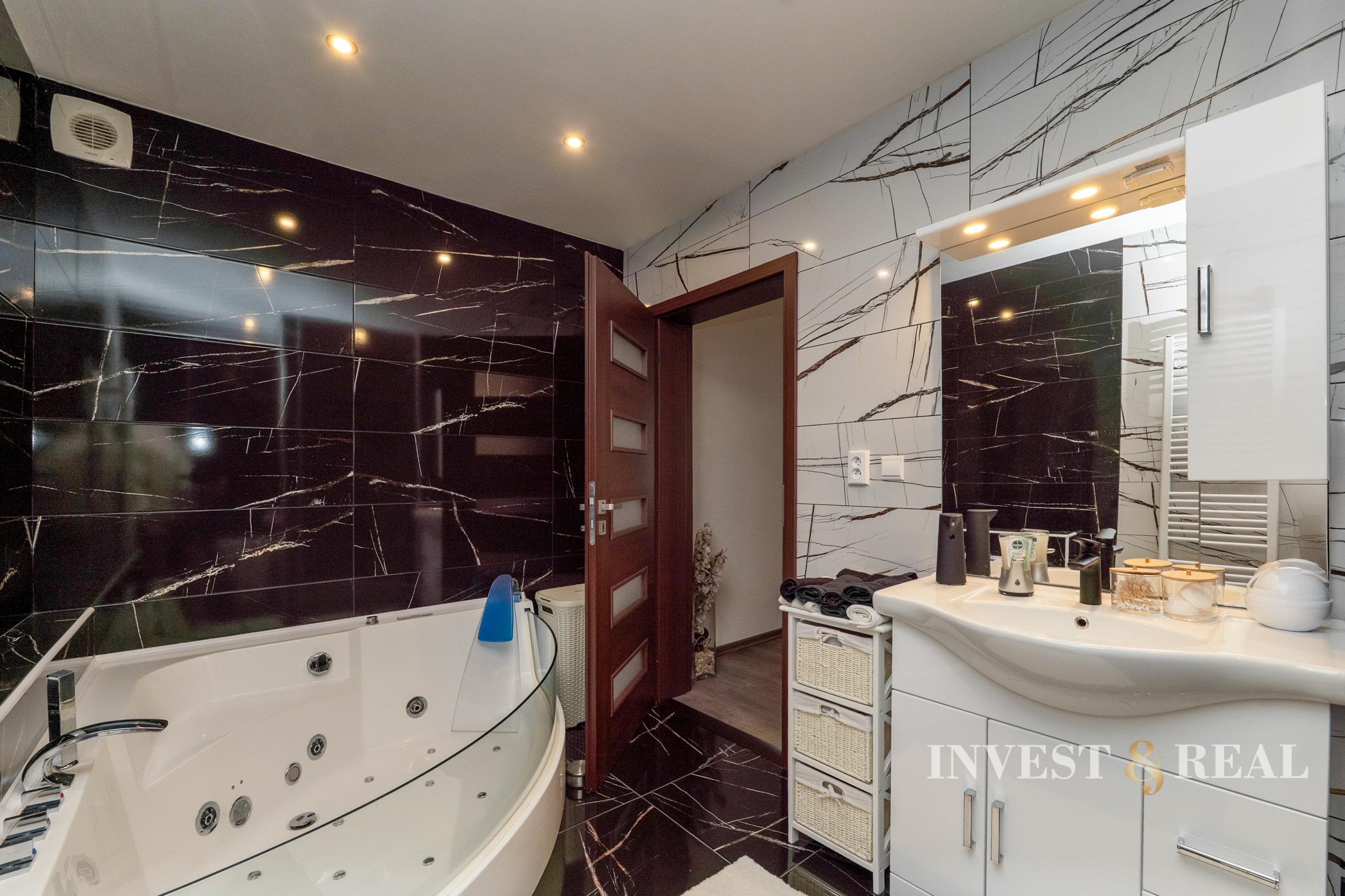 NA PREDAJ | Zabehnutá maloobchodná prevádzka FRESH s vysokým ročným obratom + rodinný dom a pozemok | Kráľovský Chlmec